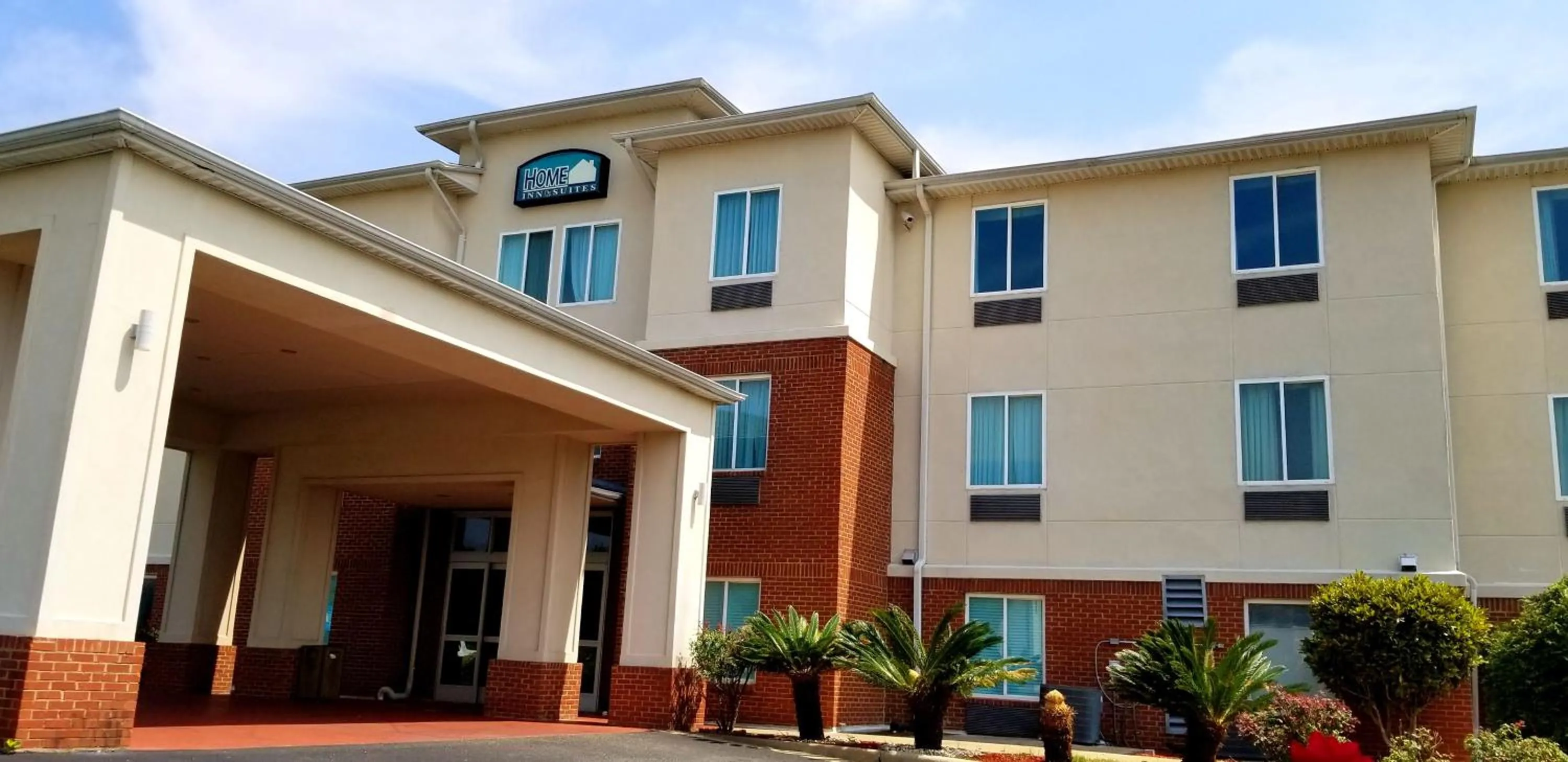 Facade/entrance in Home Inn & Suites