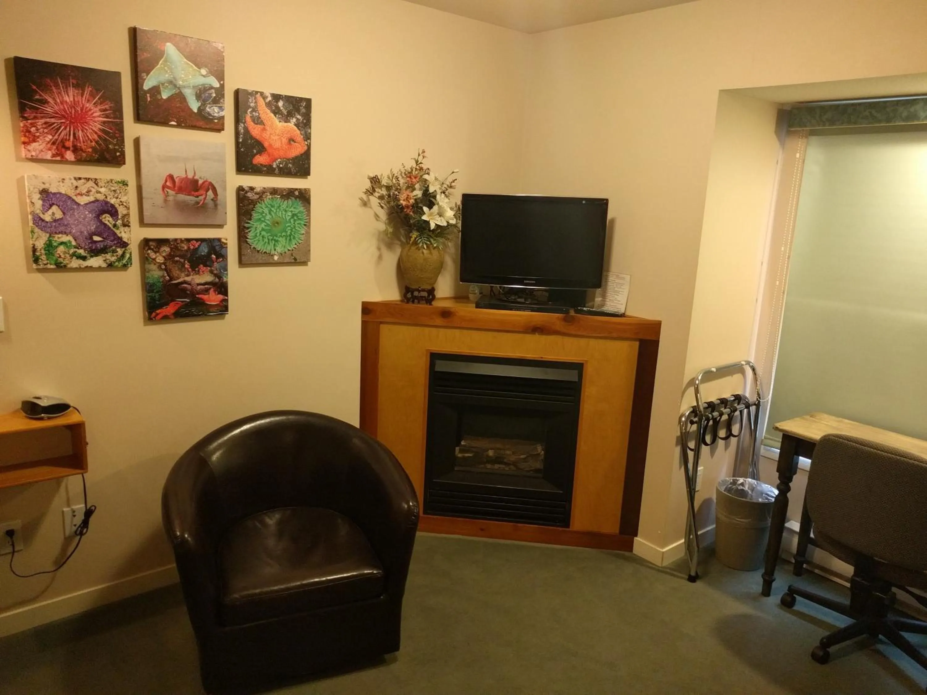 Cedar Wood Lodge Bed & Breakfast Inn