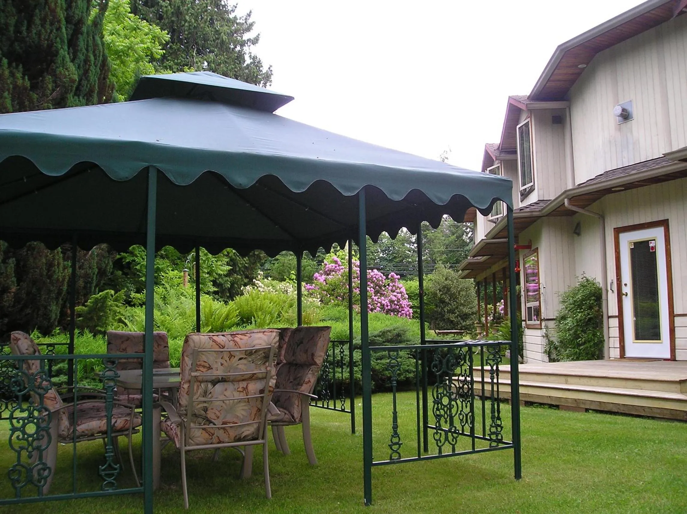 Facade/entrance in Cedar Wood Lodge Bed & Breakfast Inn