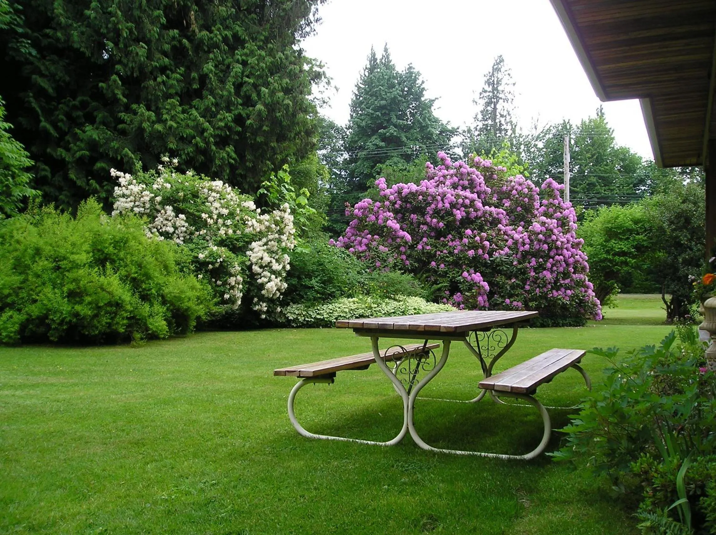 Garden in Cedar Wood Lodge Bed & Breakfast Inn