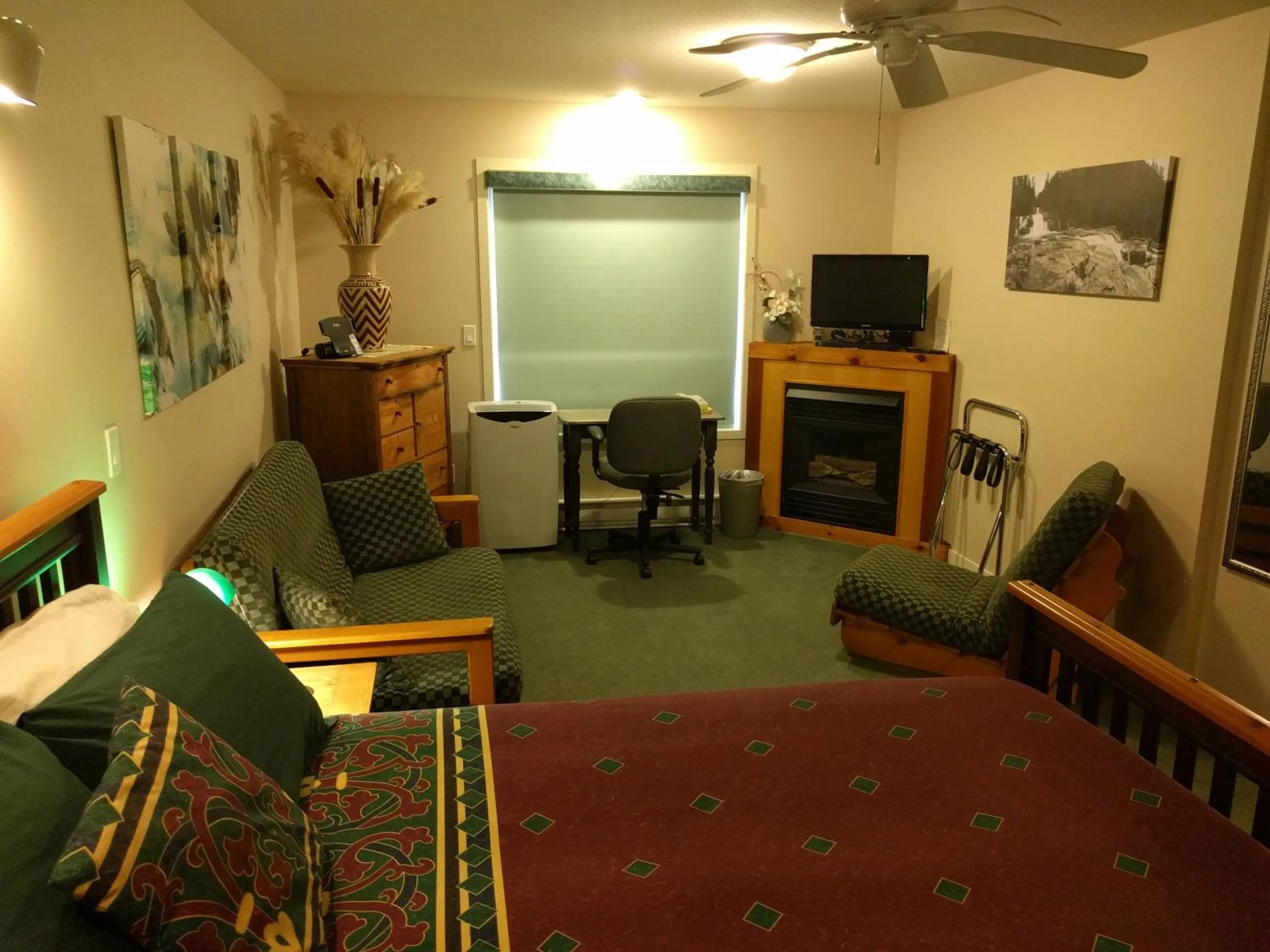 Cedar Wood Lodge Bed & Breakfast Inn