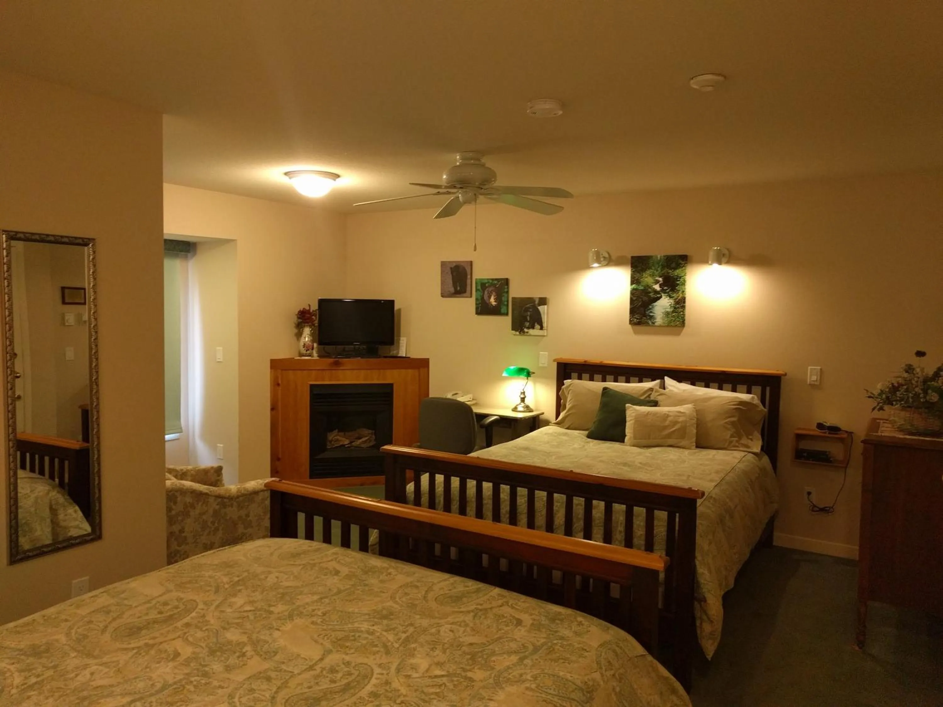 Cedar Wood Lodge Bed & Breakfast Inn