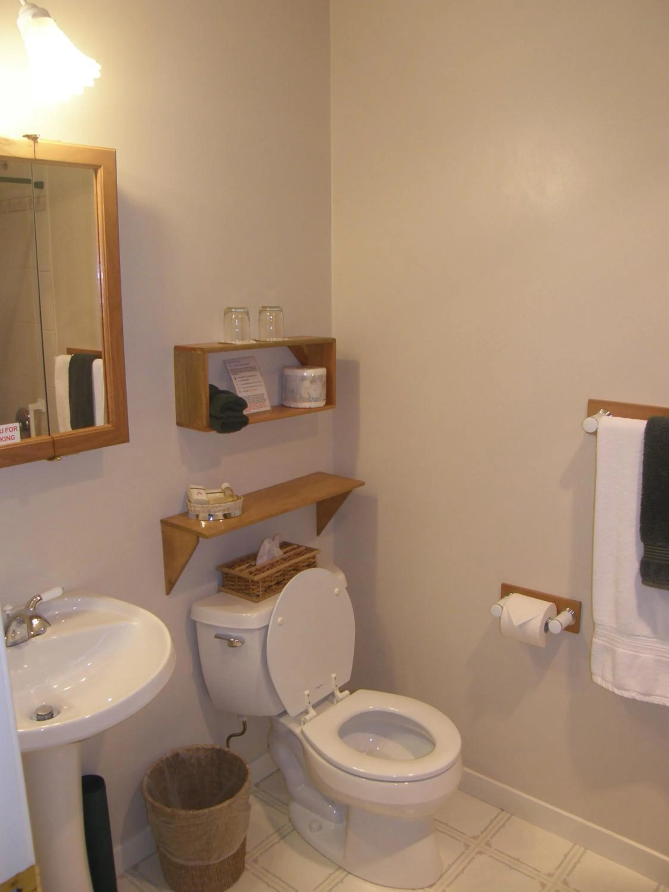 Bathroom in Cedar Wood Lodge Bed & Breakfast Inn