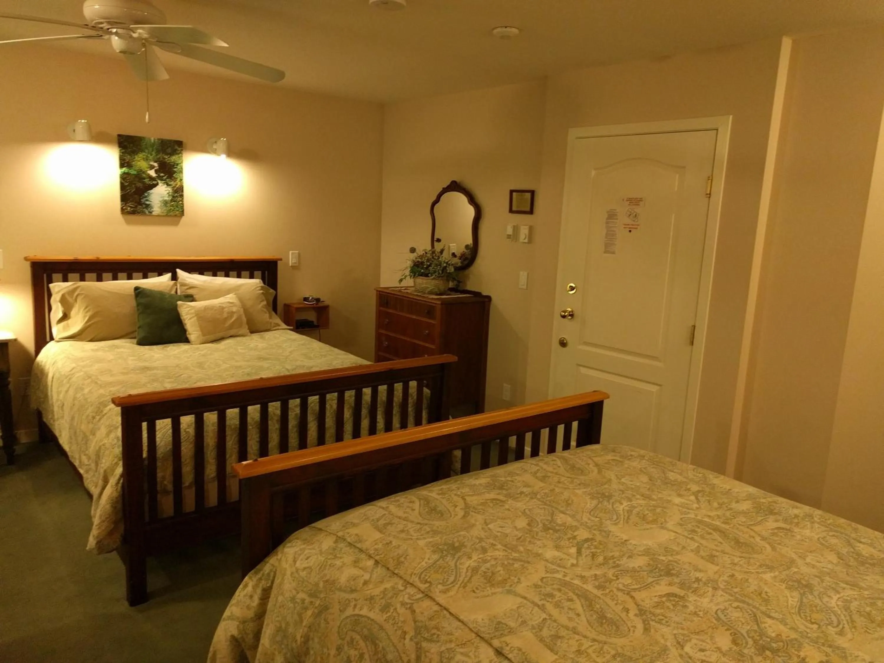 Cedar Wood Lodge Bed & Breakfast Inn