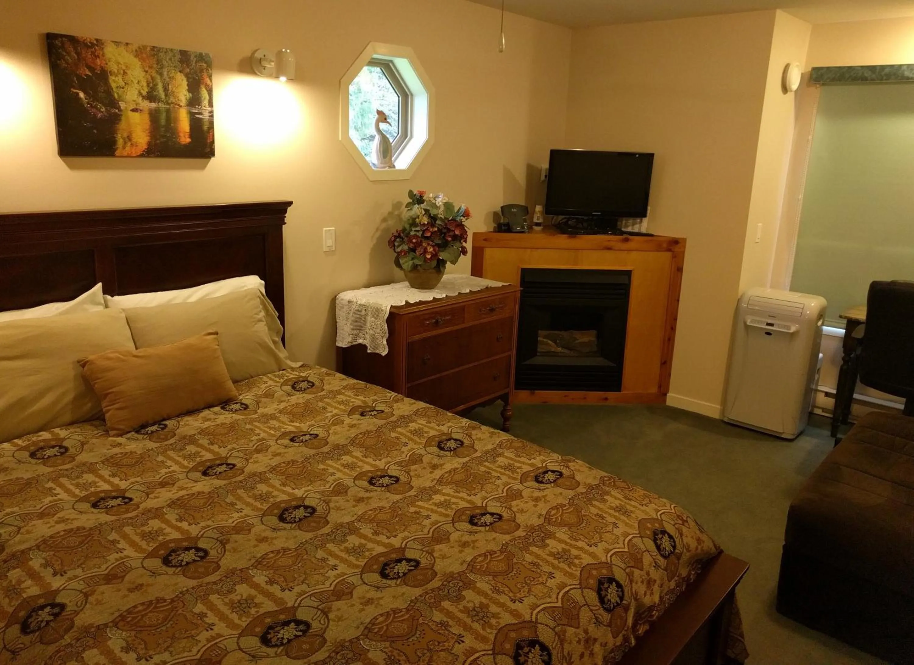 Cedar Wood Lodge Bed & Breakfast Inn