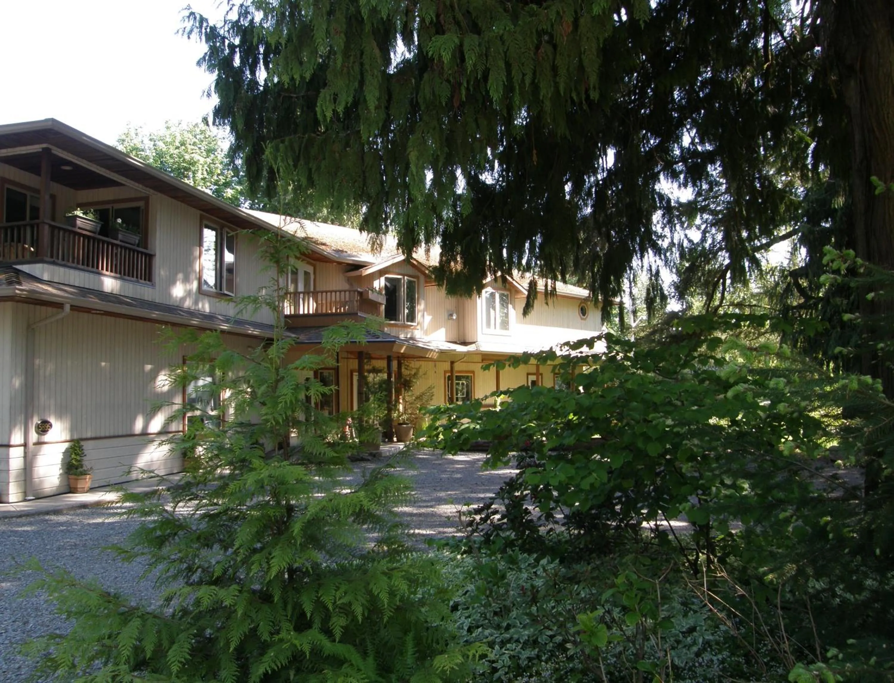 Facade/entrance in Cedar Wood Lodge Bed & Breakfast Inn