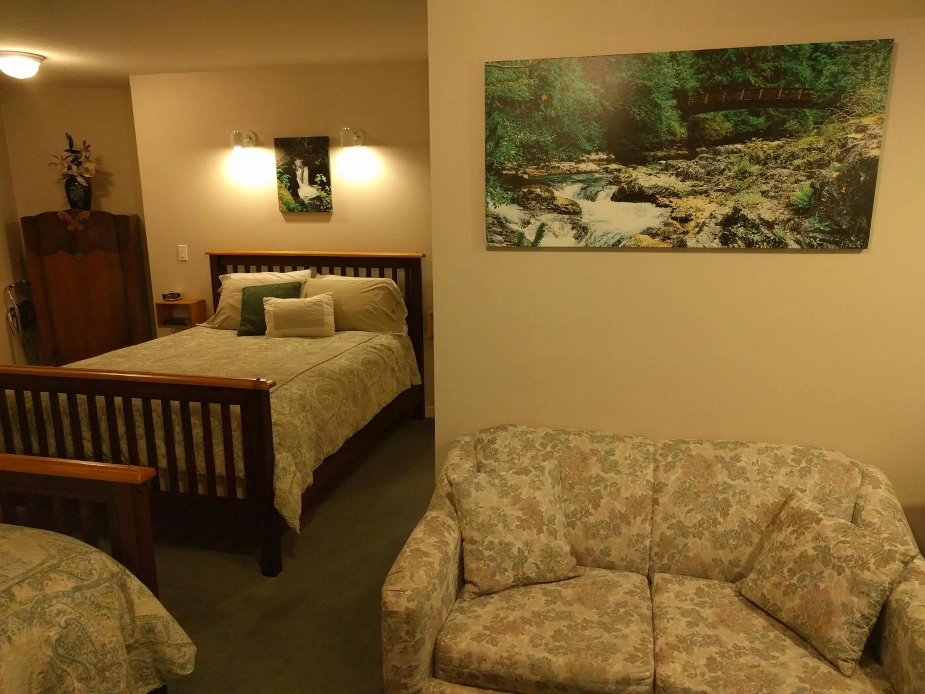 Cedar Wood Lodge Bed & Breakfast Inn