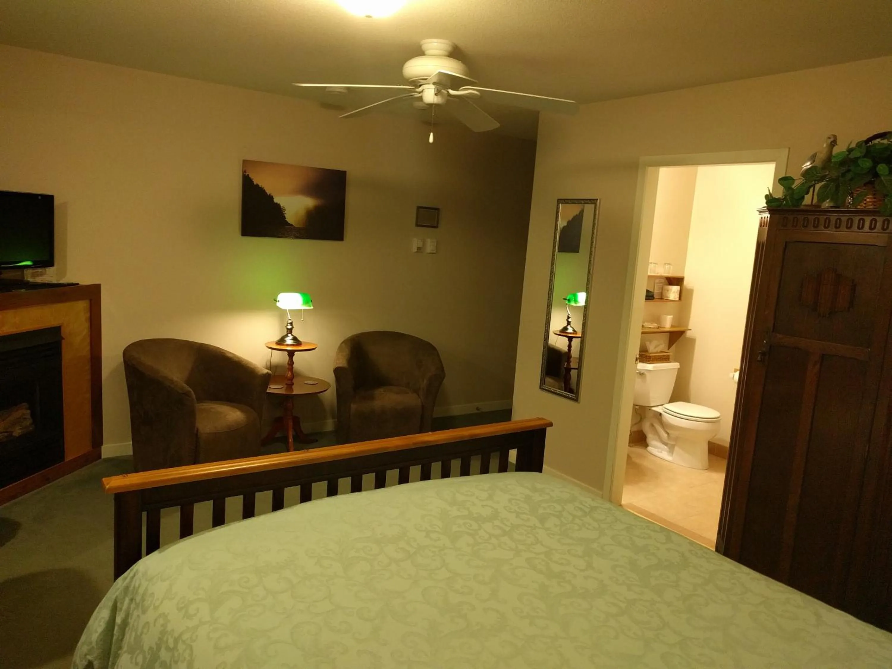 Cedar Wood Lodge Bed & Breakfast Inn