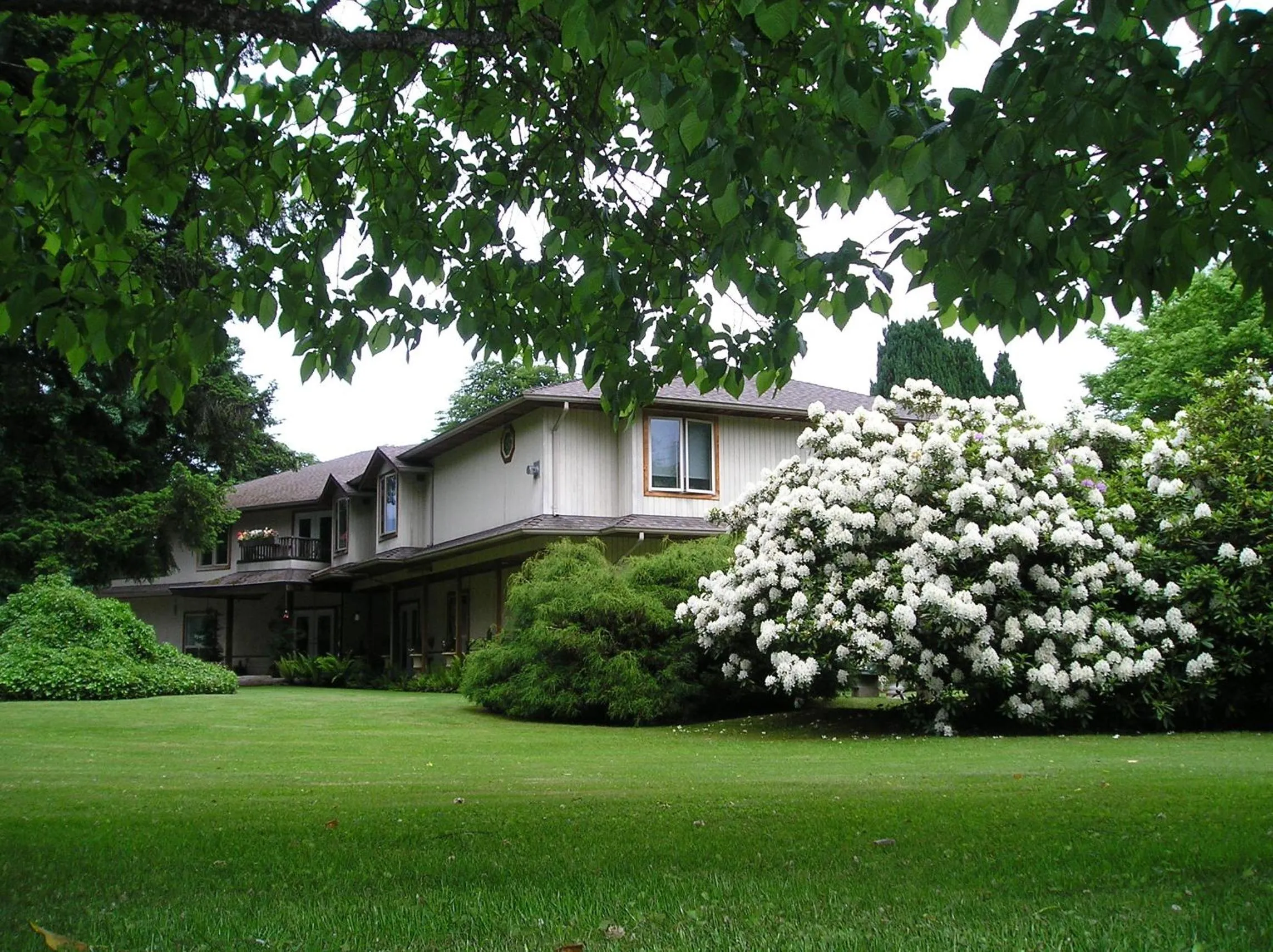 Facade/entrance in Cedar Wood Lodge Bed & Breakfast Inn