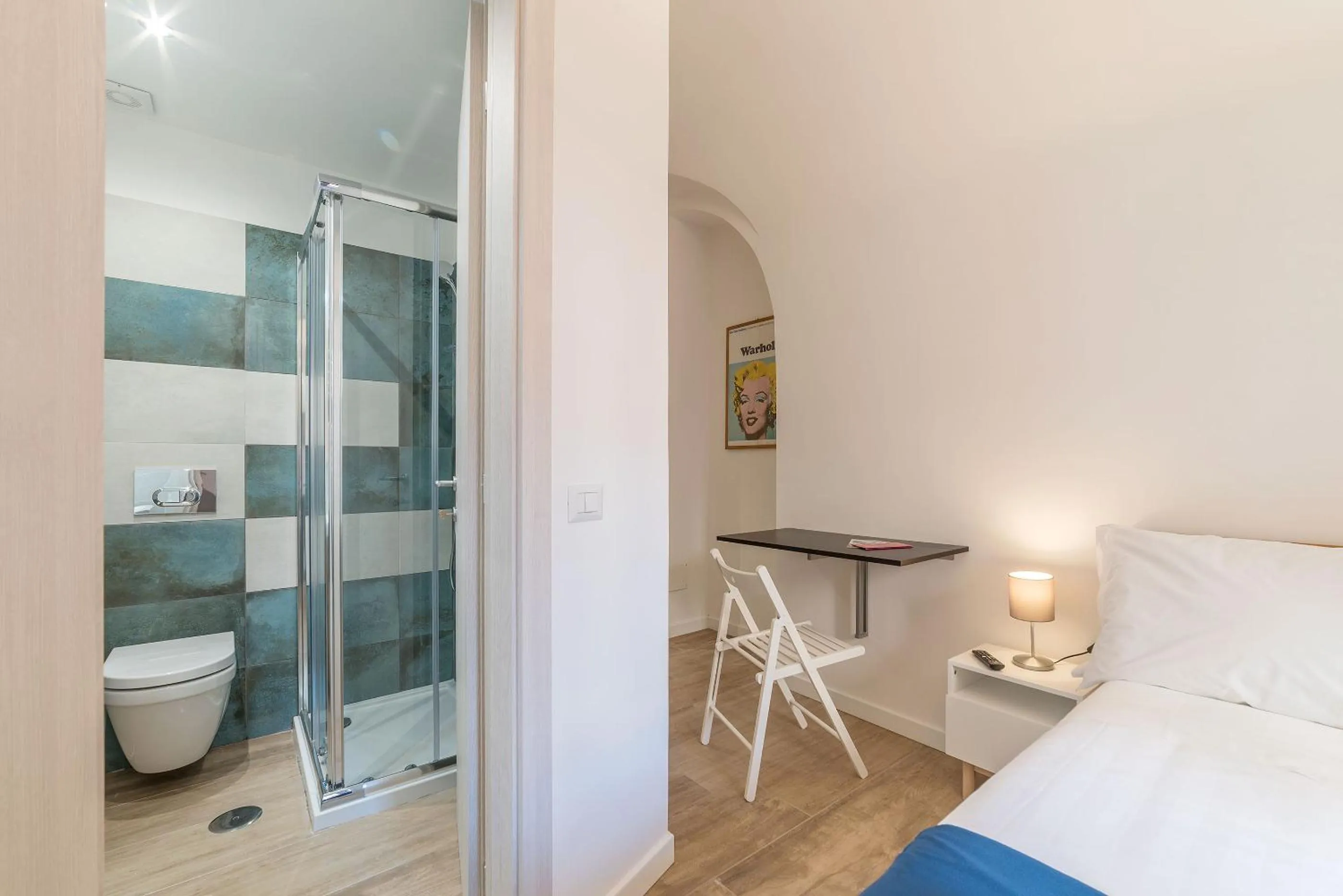 Shower, Bed in Roma Station House