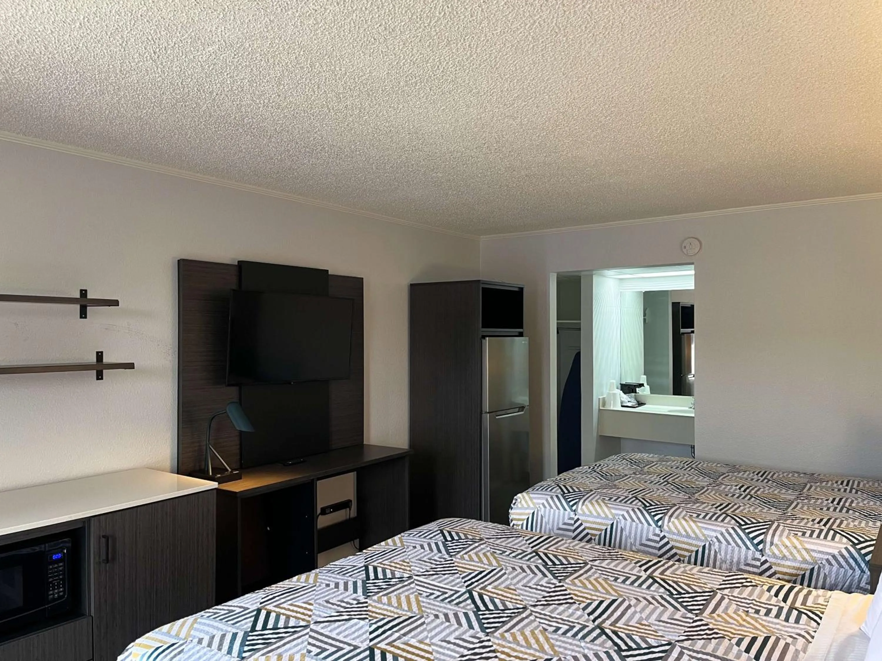 Photo of the whole room, Bed in Studio 6 Suites Perry, GA