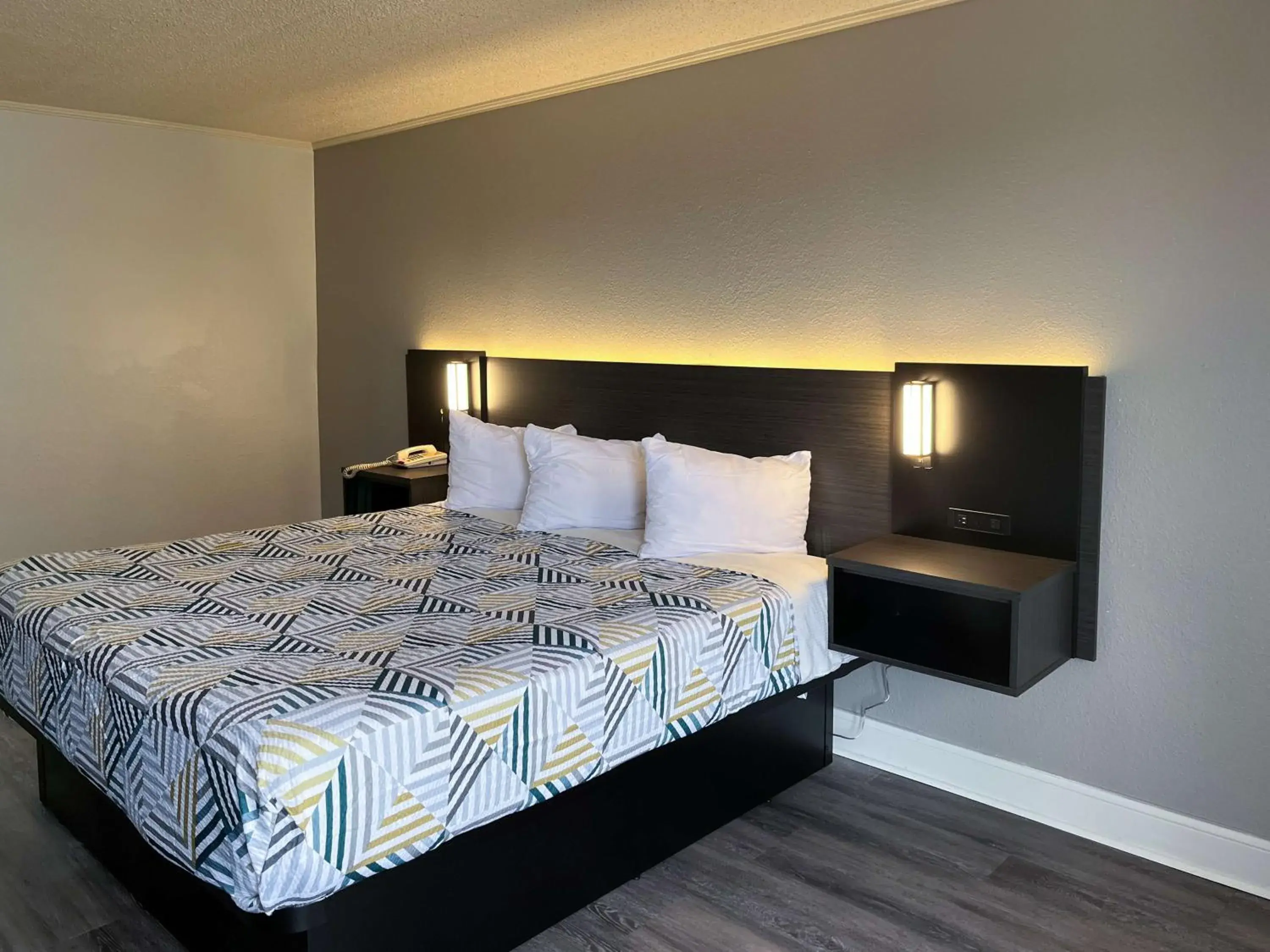 King Room - Non-Smoking in Studio 6 Suites Perry, GA King Room - Non-Smoking in Studio 6 Suites Perry, GA