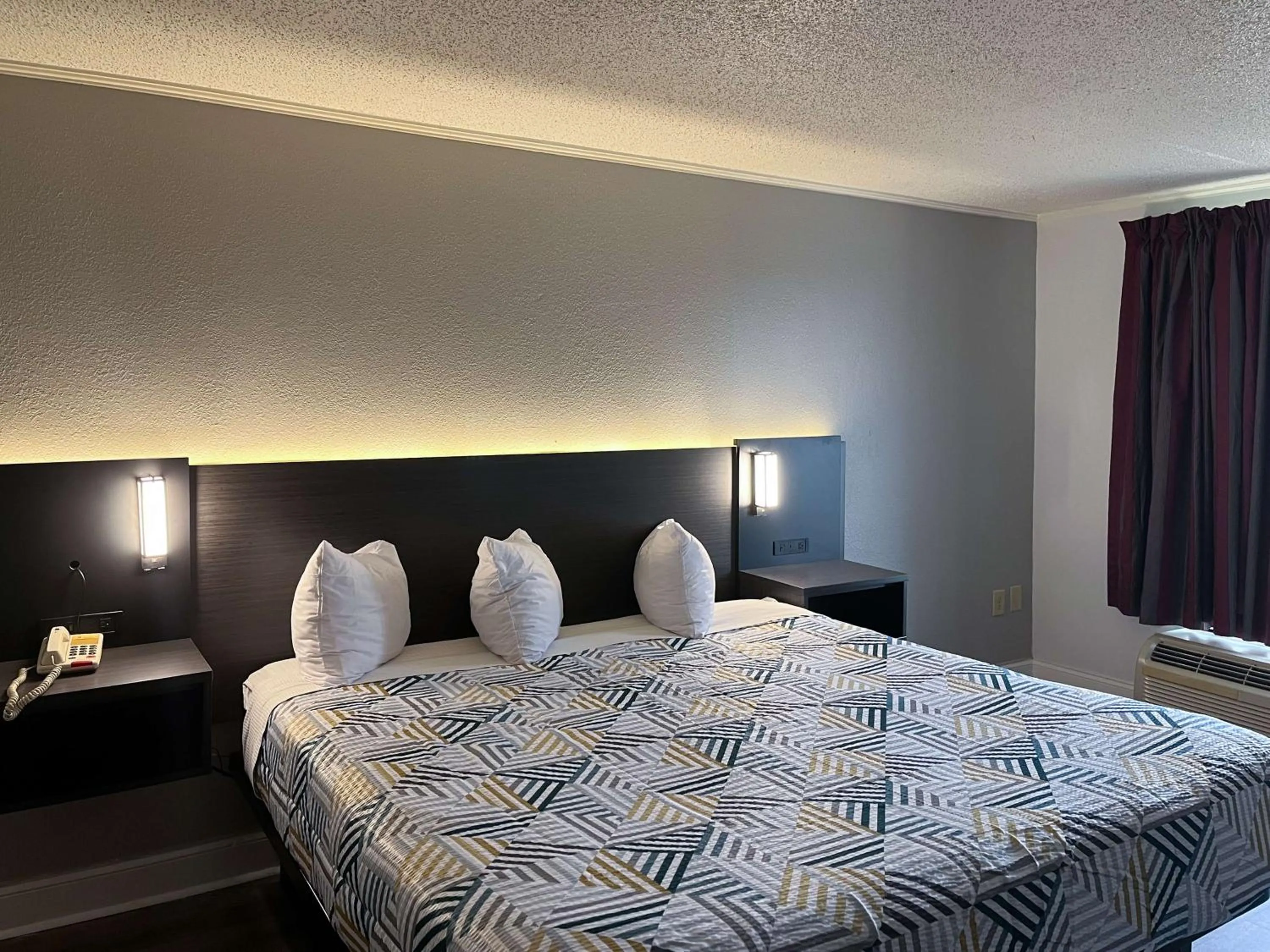 Photo of the whole room, Bed in Studio 6 Suites Perry, GA