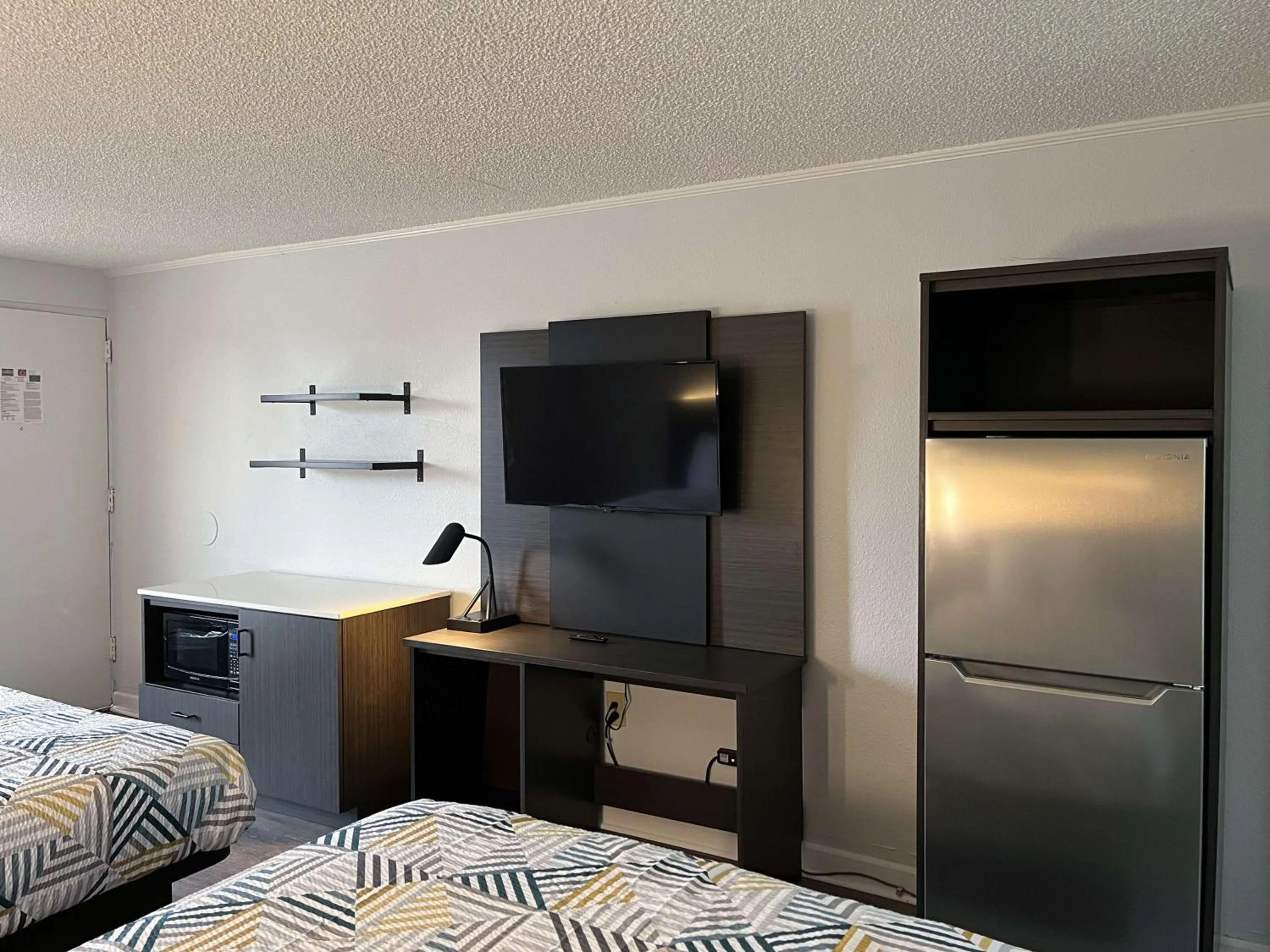 Photo of the whole room, Bed in Studio 6 Suites Perry, GA