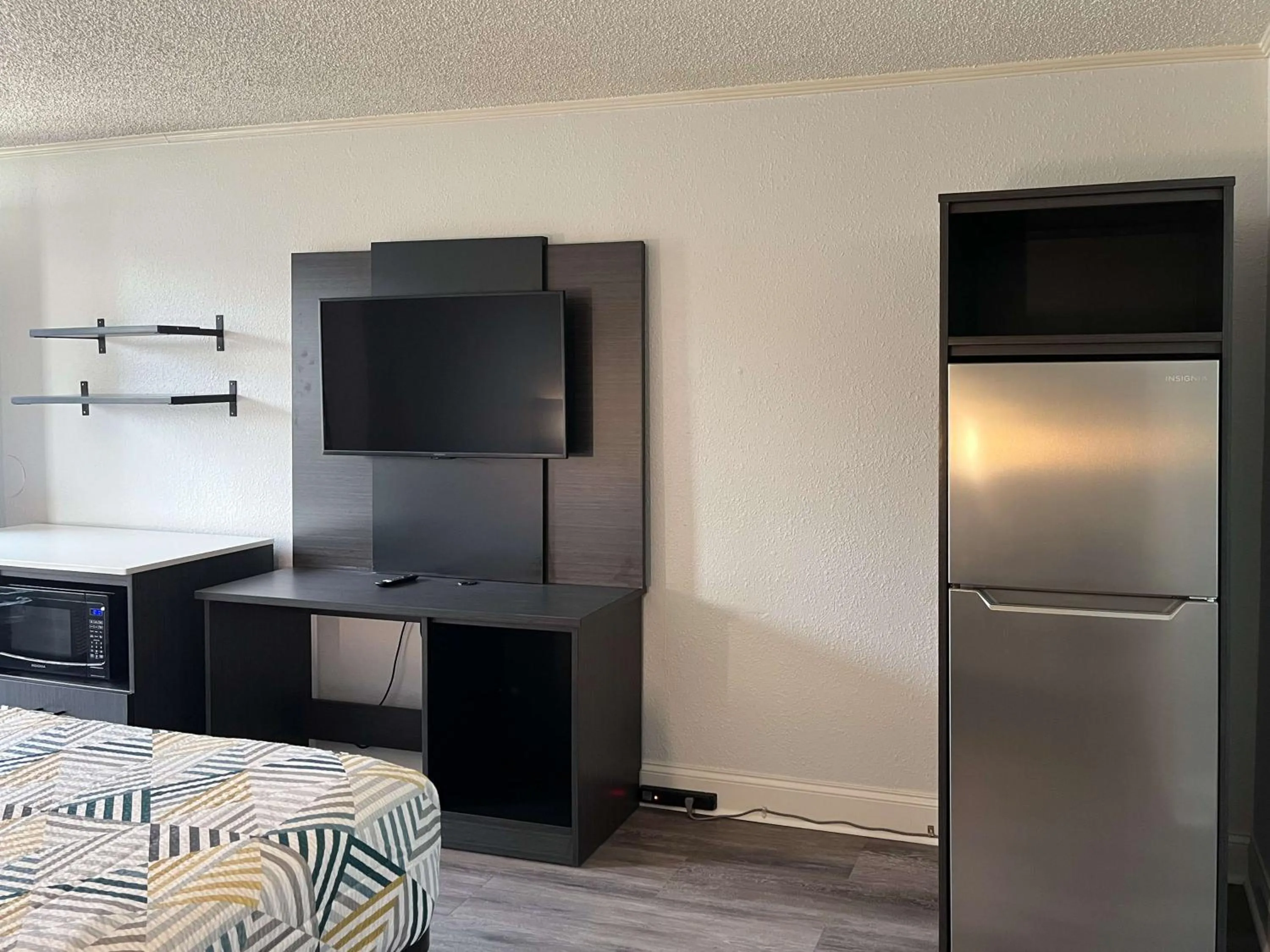 Photo of the whole room, Bed in Studio 6 Suites Perry, GA