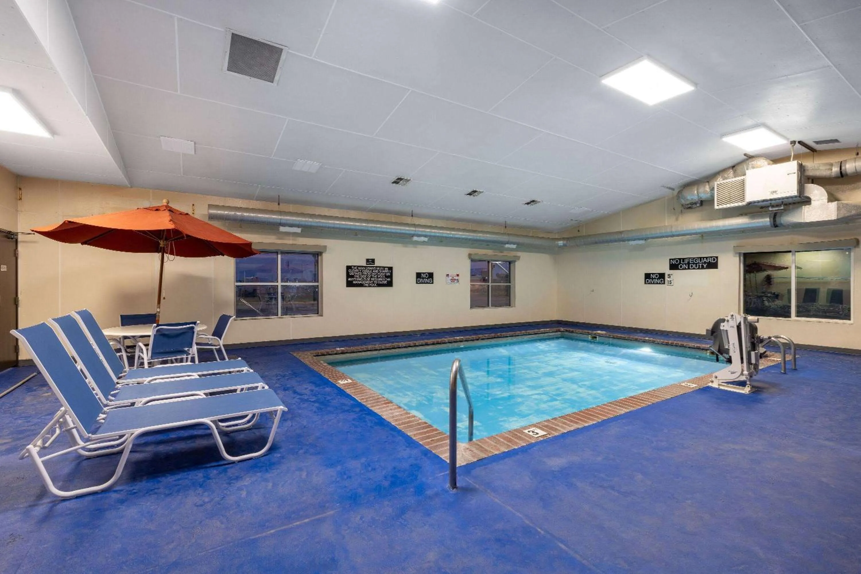 Swimming pool in Super 8 by Wyndham Belgrade/Bozeman Airport