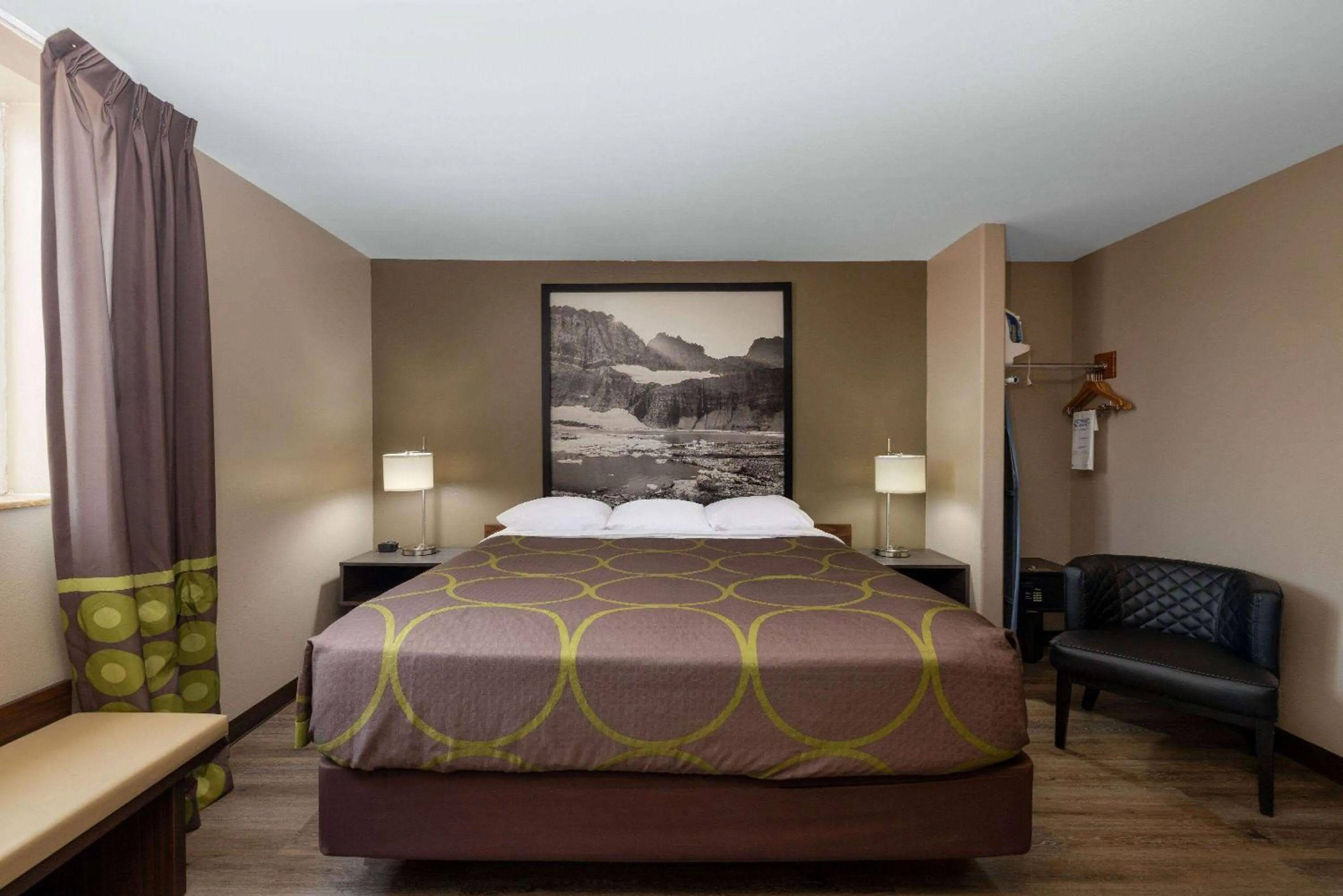 Photo of the whole room, Bed in Super 8 by Wyndham Belgrade/Bozeman Airport
