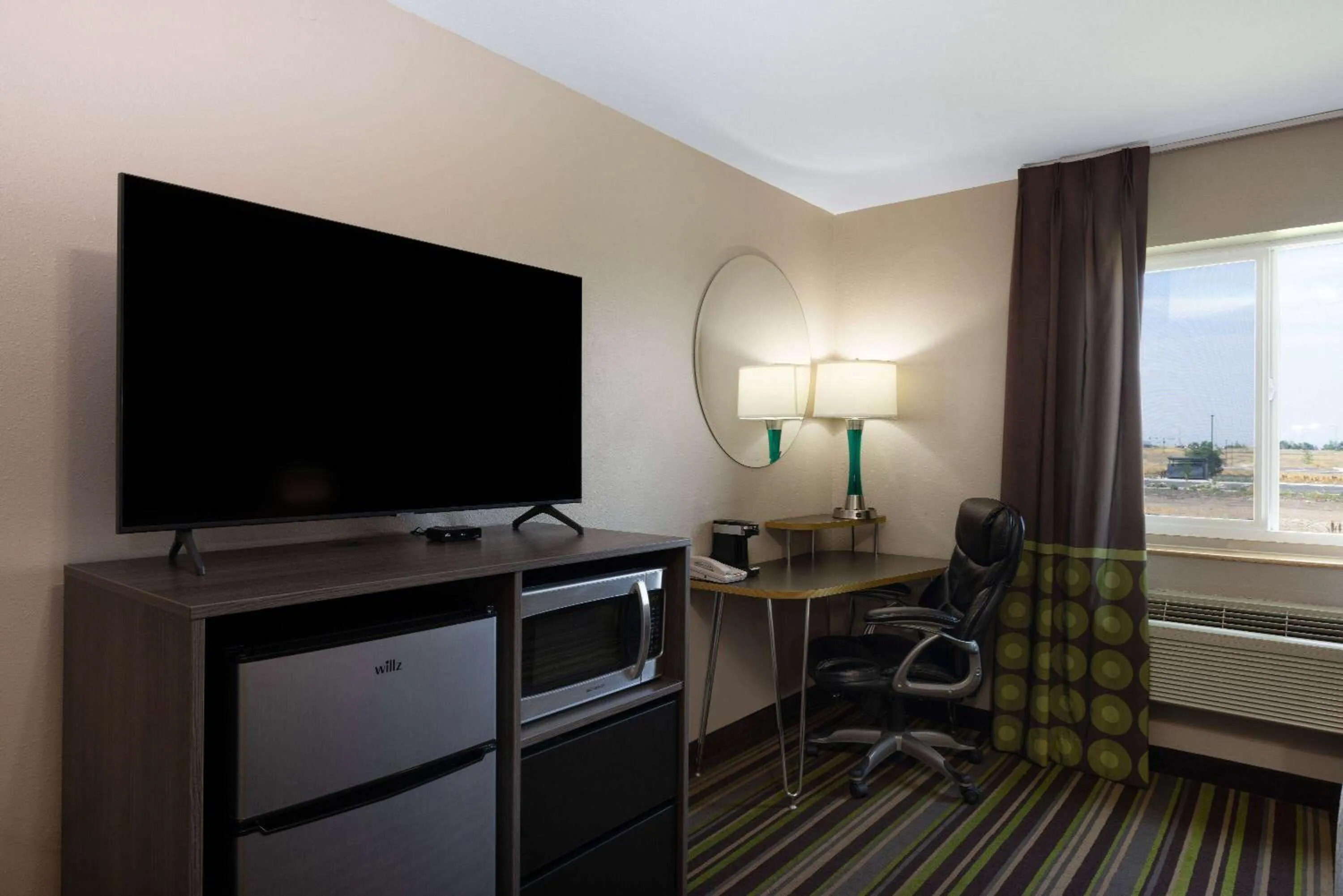 Photo of the whole room in Super 8 by Wyndham Belgrade/Bozeman Airport