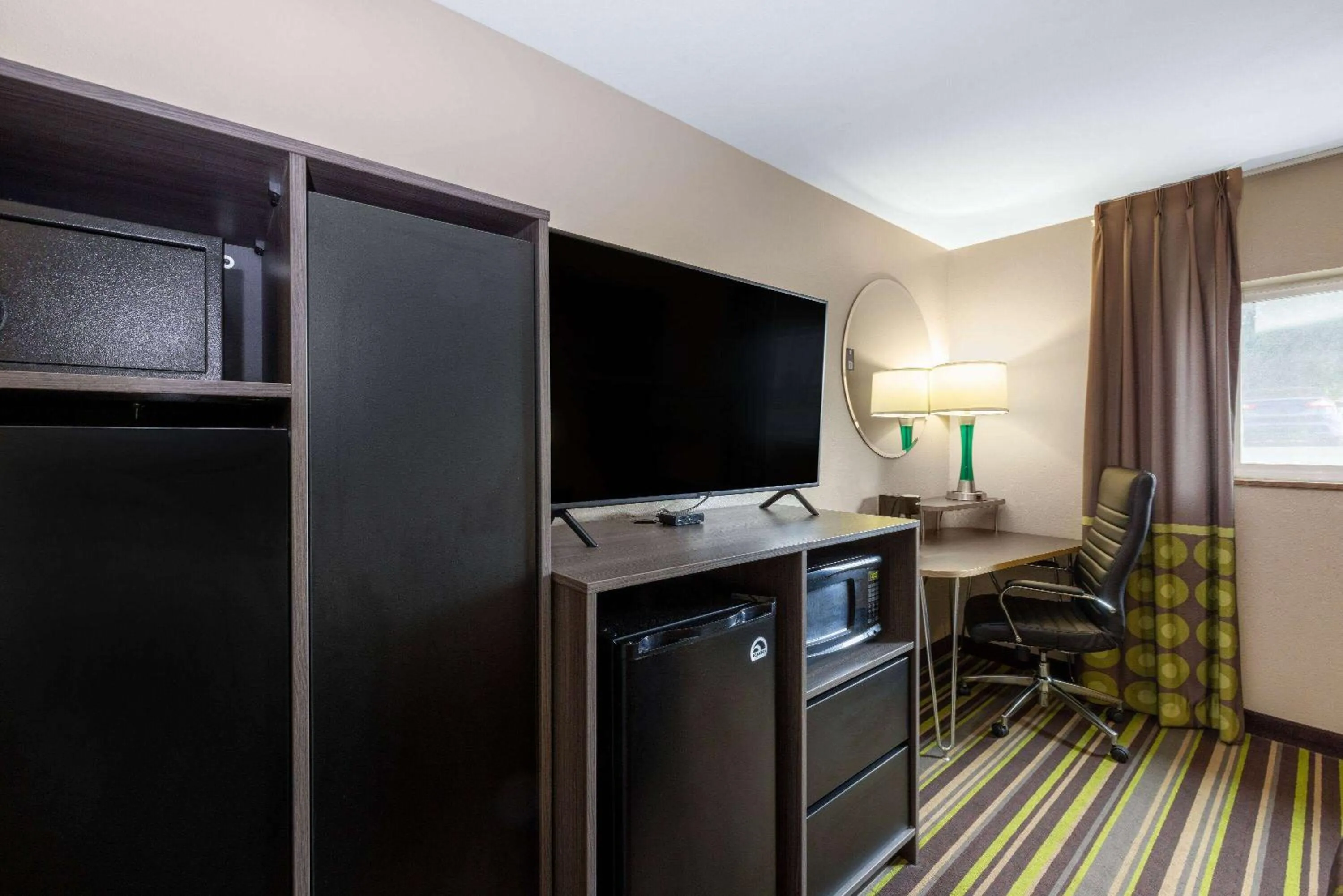 Photo of the whole room in Super 8 by Wyndham Belgrade/Bozeman Airport