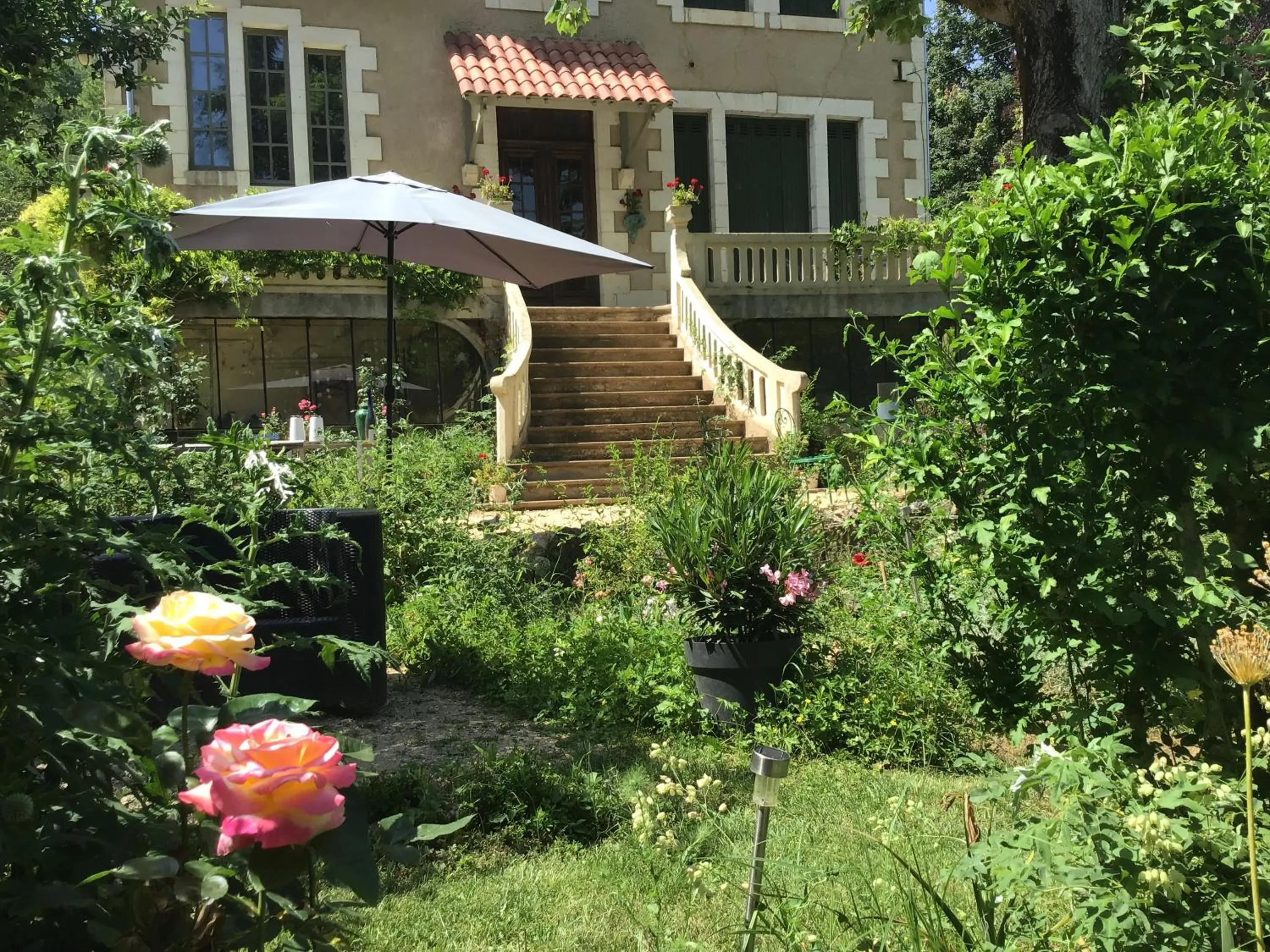 Property building in Villa Léovil