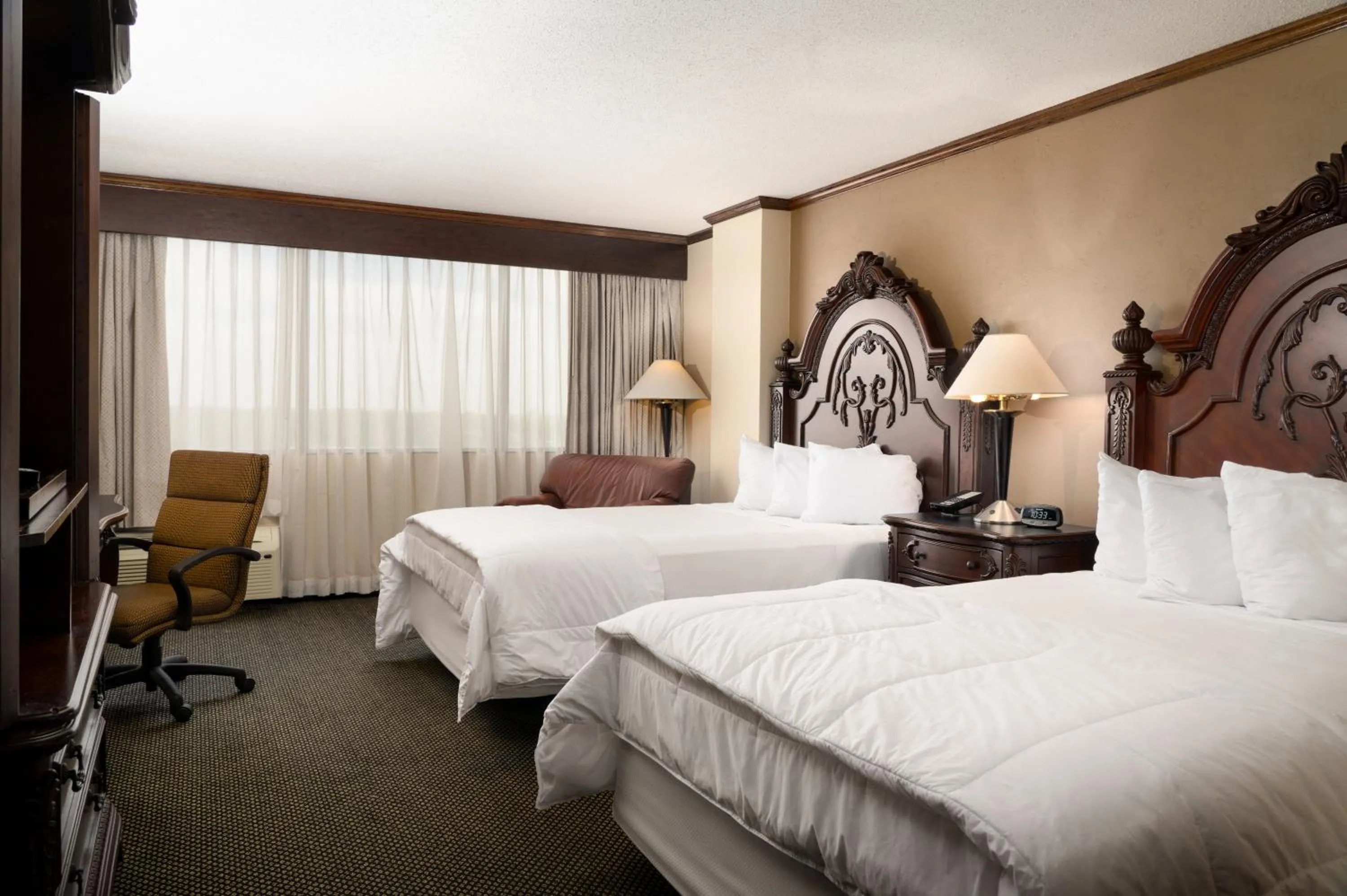 Bed in MCM Eleganté Hotel & Conference Center