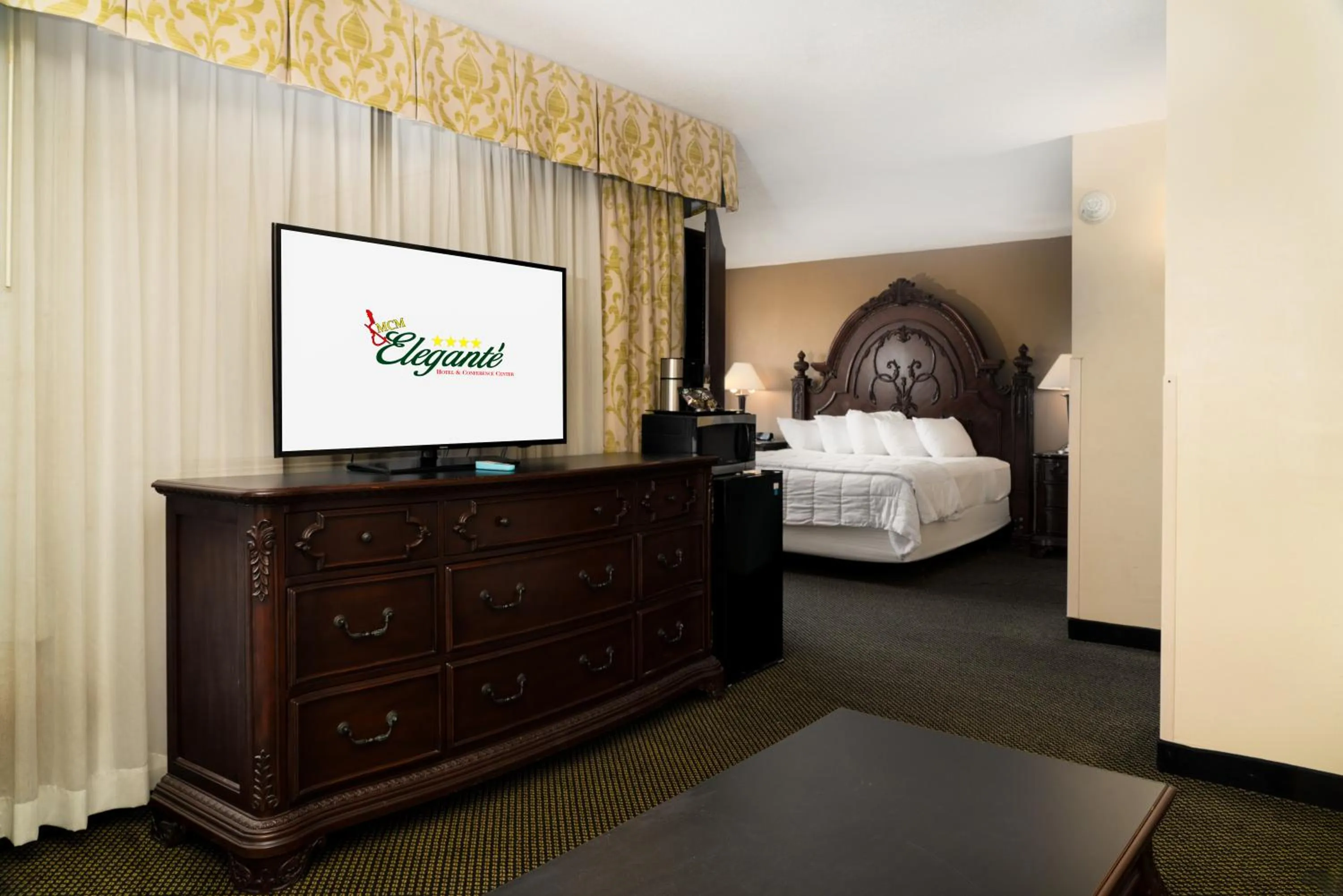 Photo of the whole room, Bed in MCM Eleganté Hotel & Conference Center