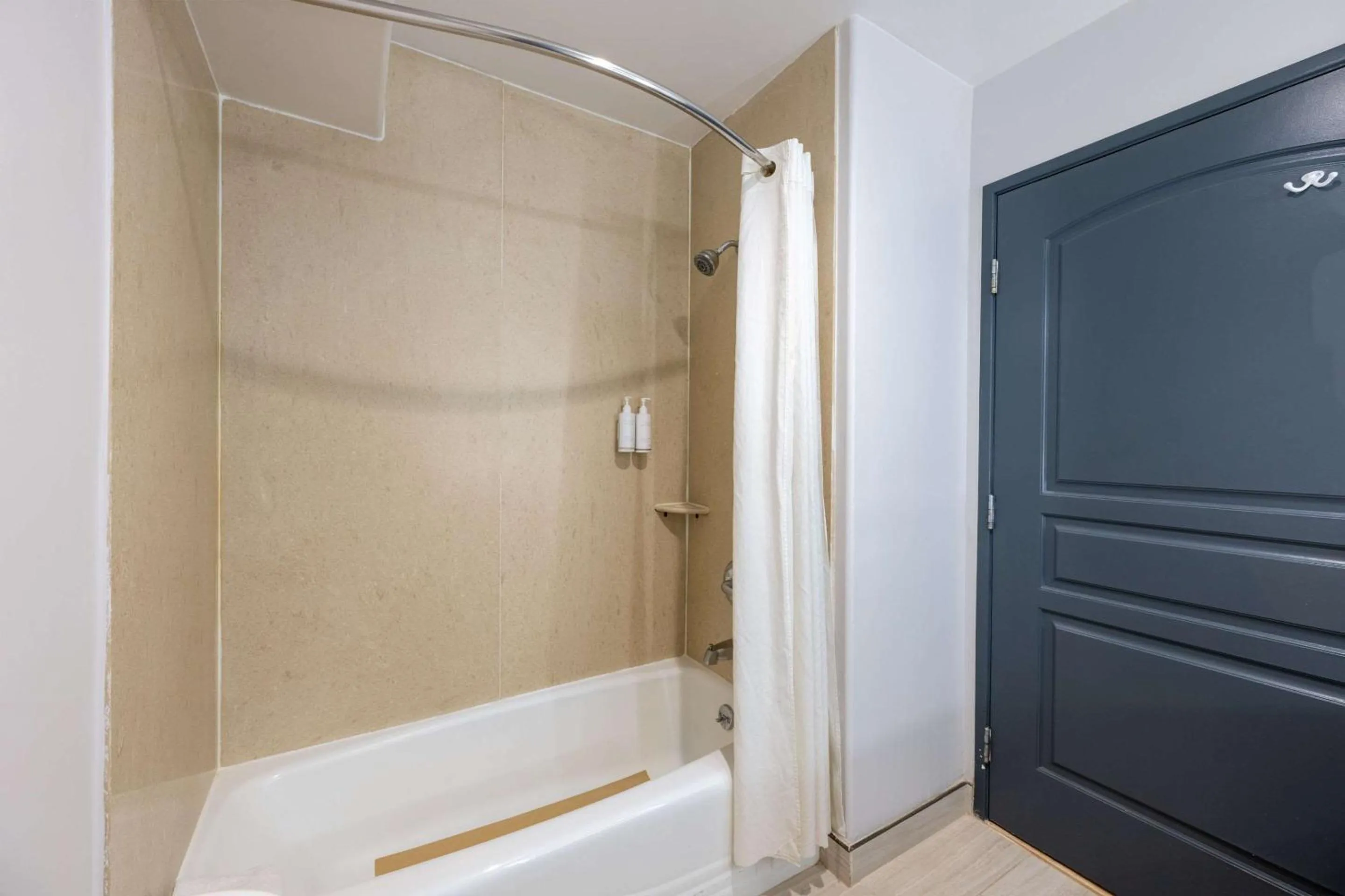 Bedroom in Torrance Inn LAX Airport Area