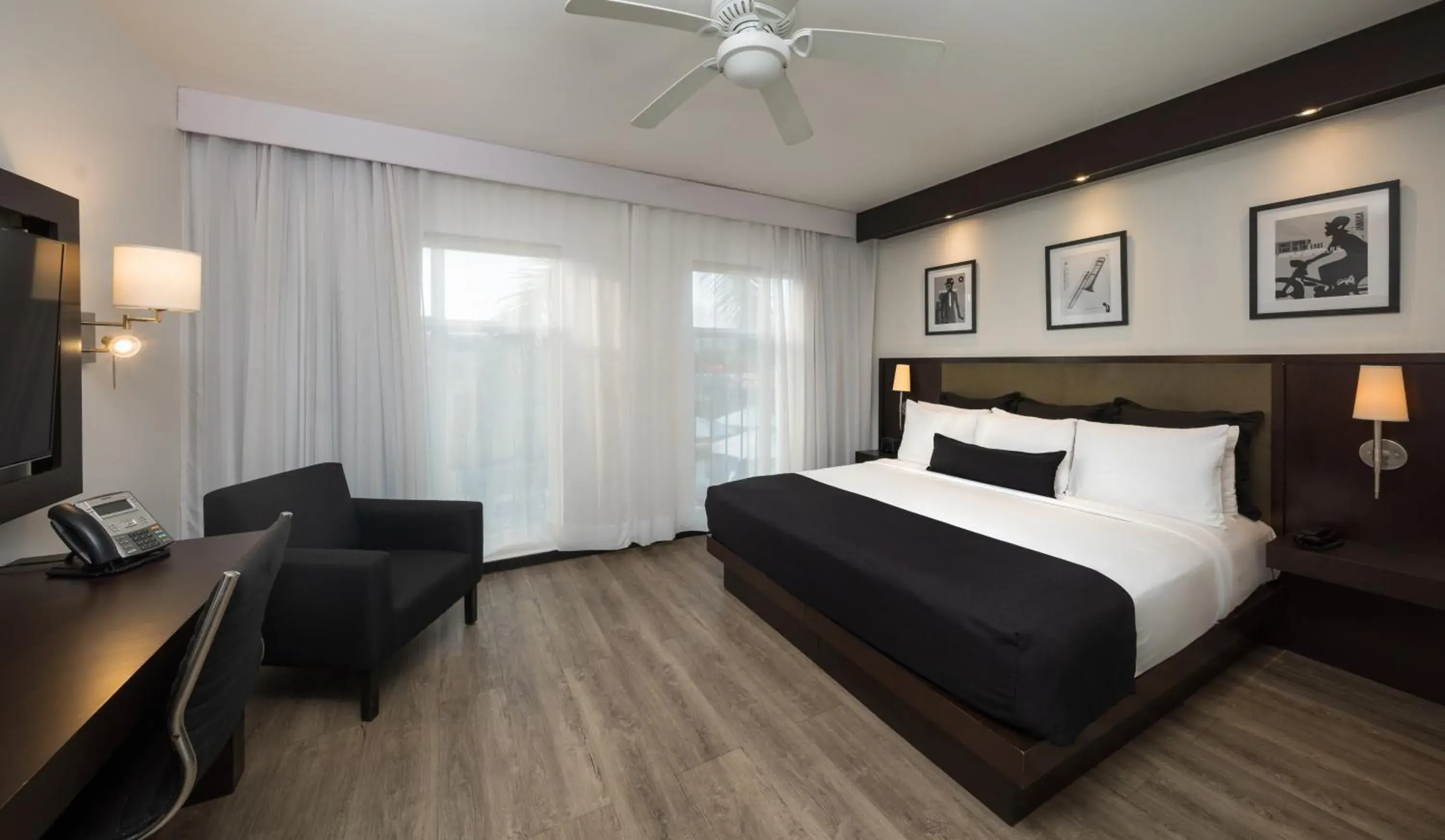 Deluxe King Room in S Hotel Kingston Deluxe King Room in S Hotel Kingston