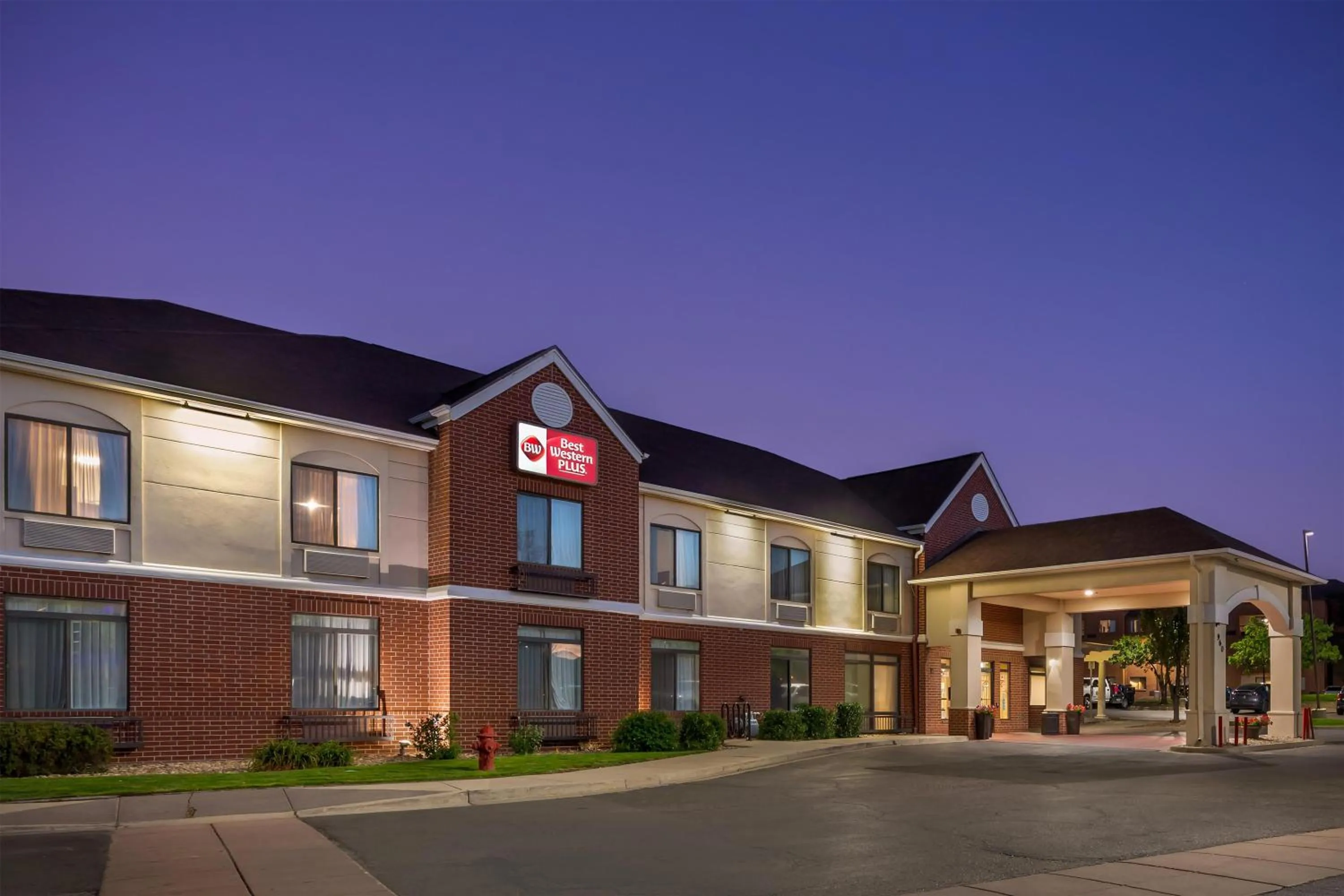 Property building in Best Western Plus Boulder Louisville