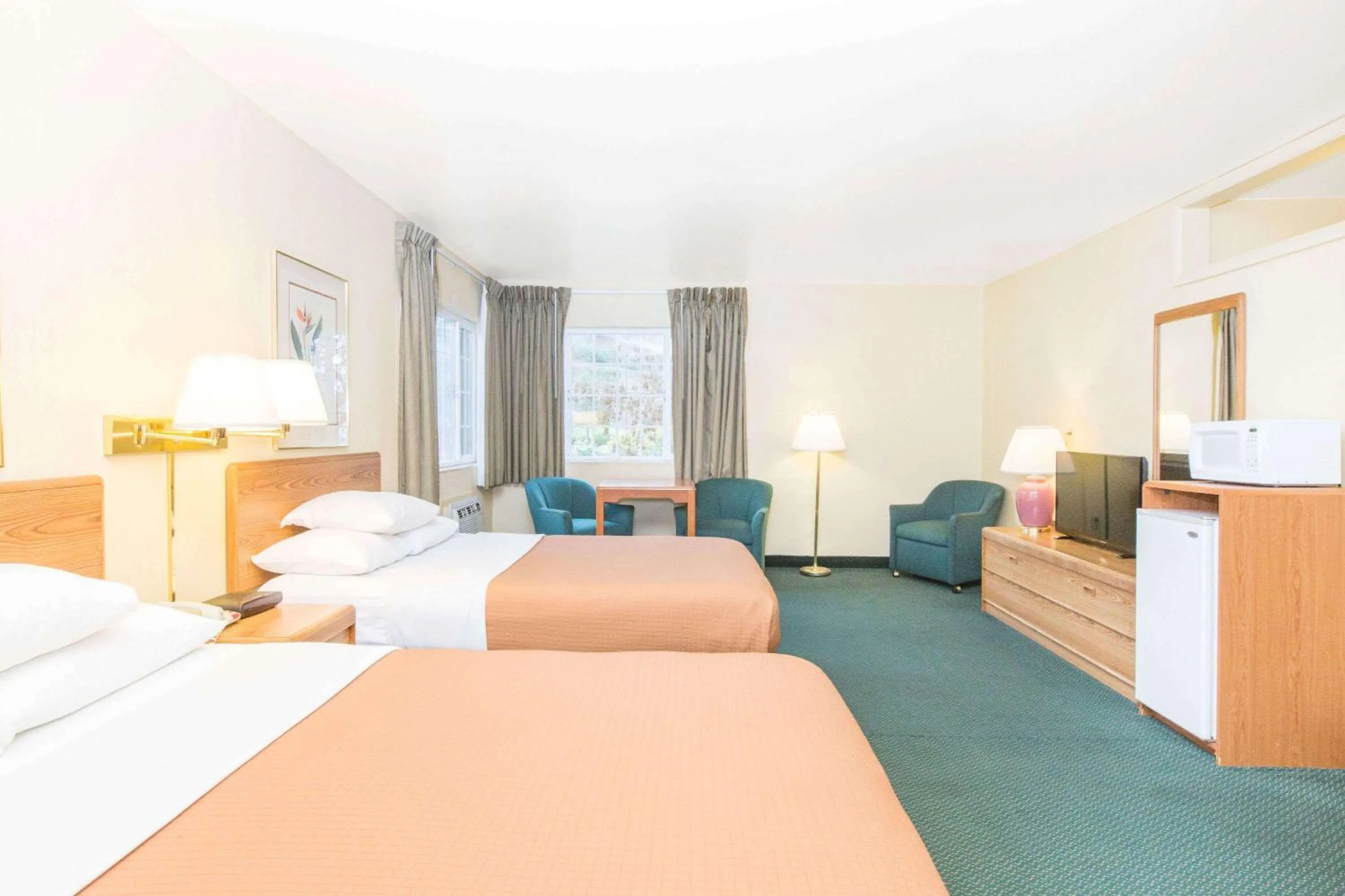 Photo of the whole room, Bed in Riverfront Inn Roseburg