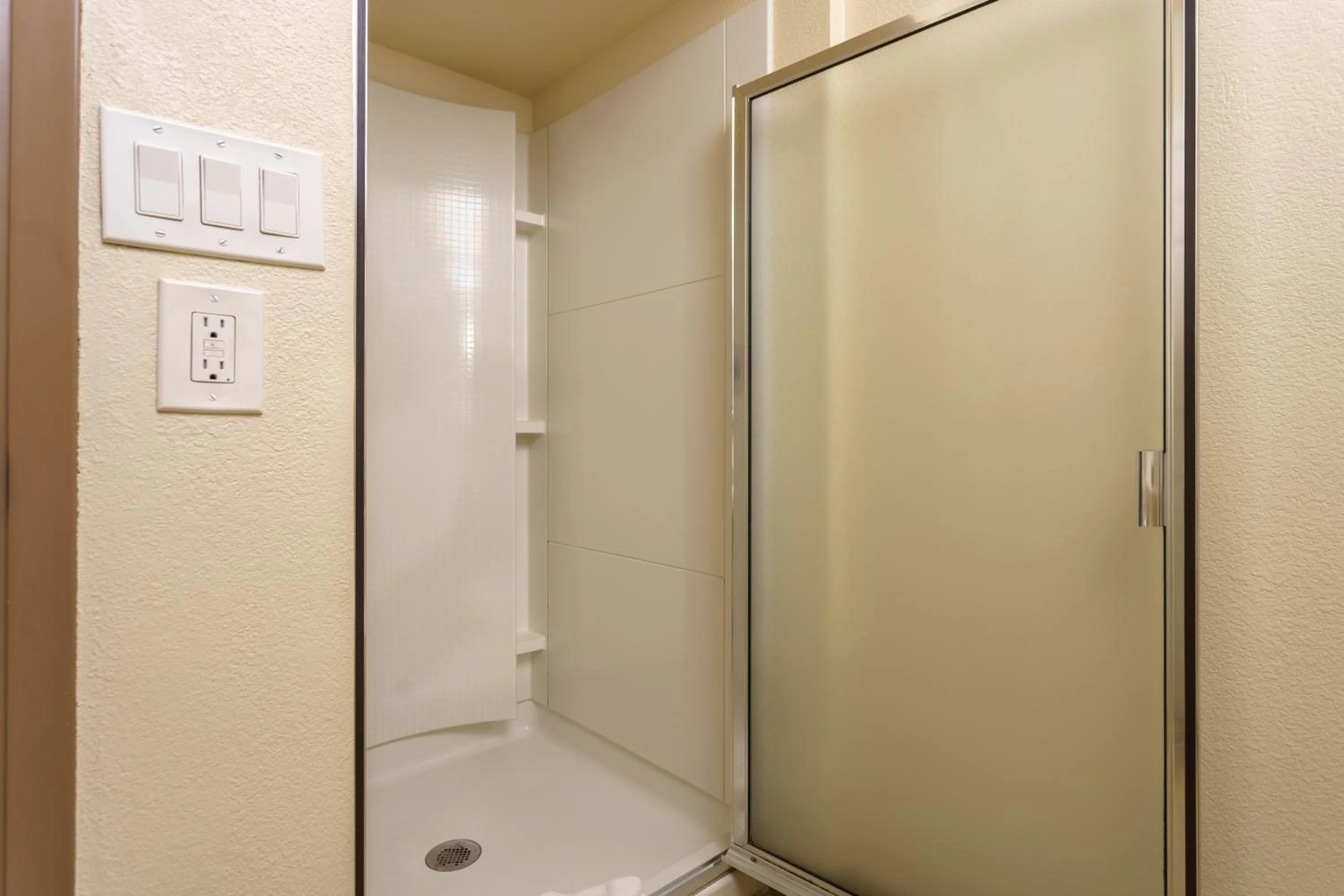 Shower in Riverfront Inn Roseburg