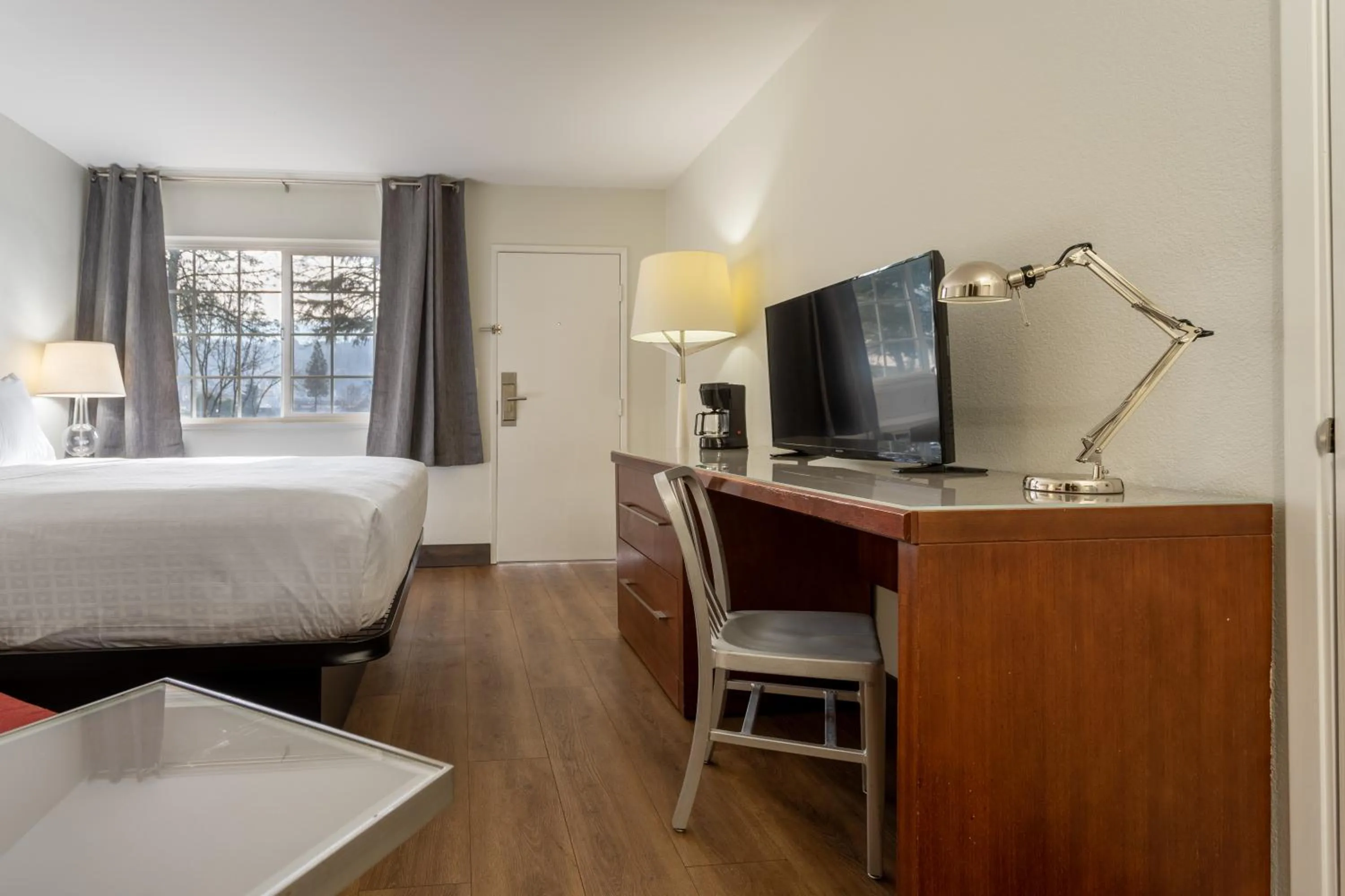 TV and multimedia, Bed in Riverfront Inn Roseburg