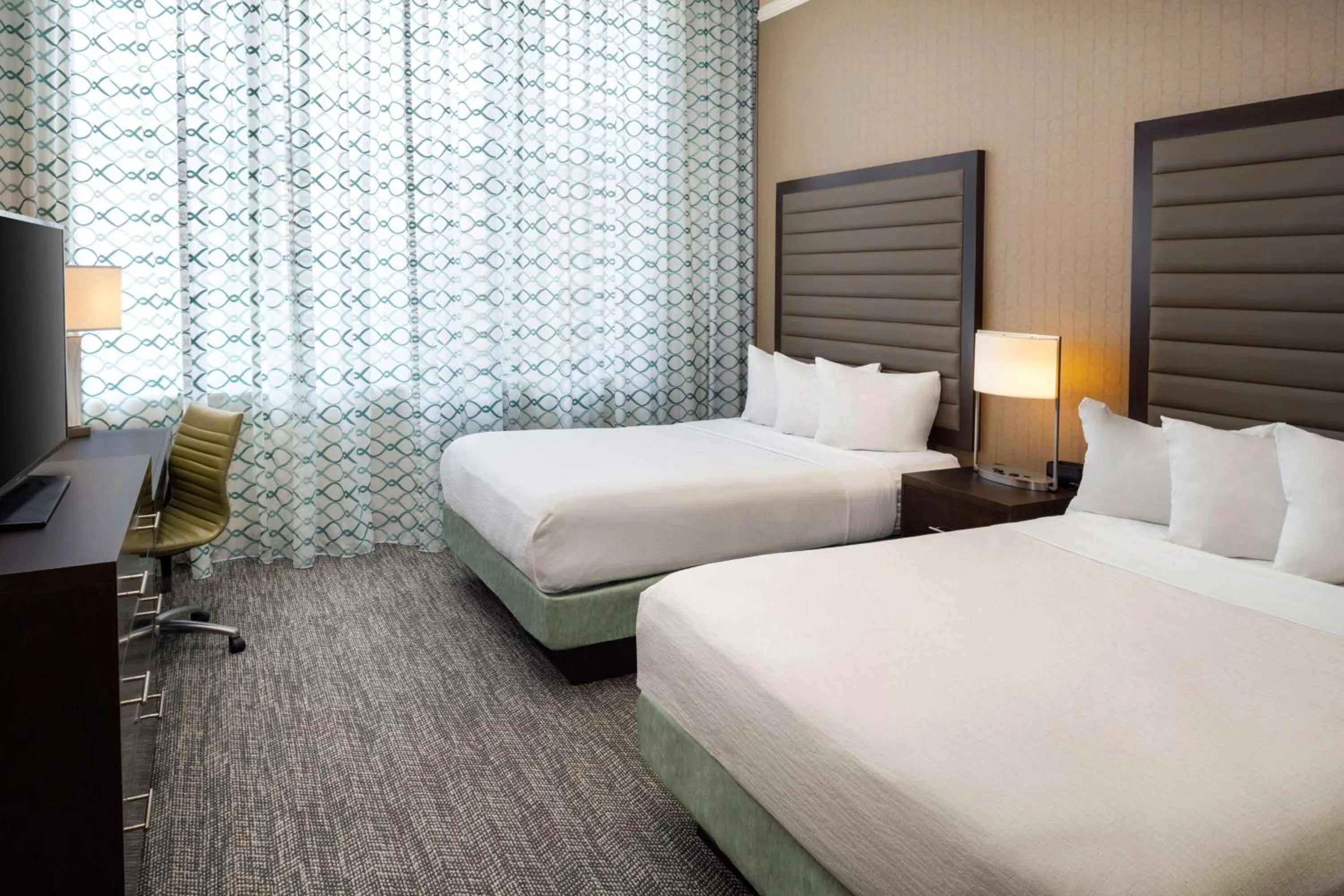 Bed in Embassy Suites Saint Louis - Downtown