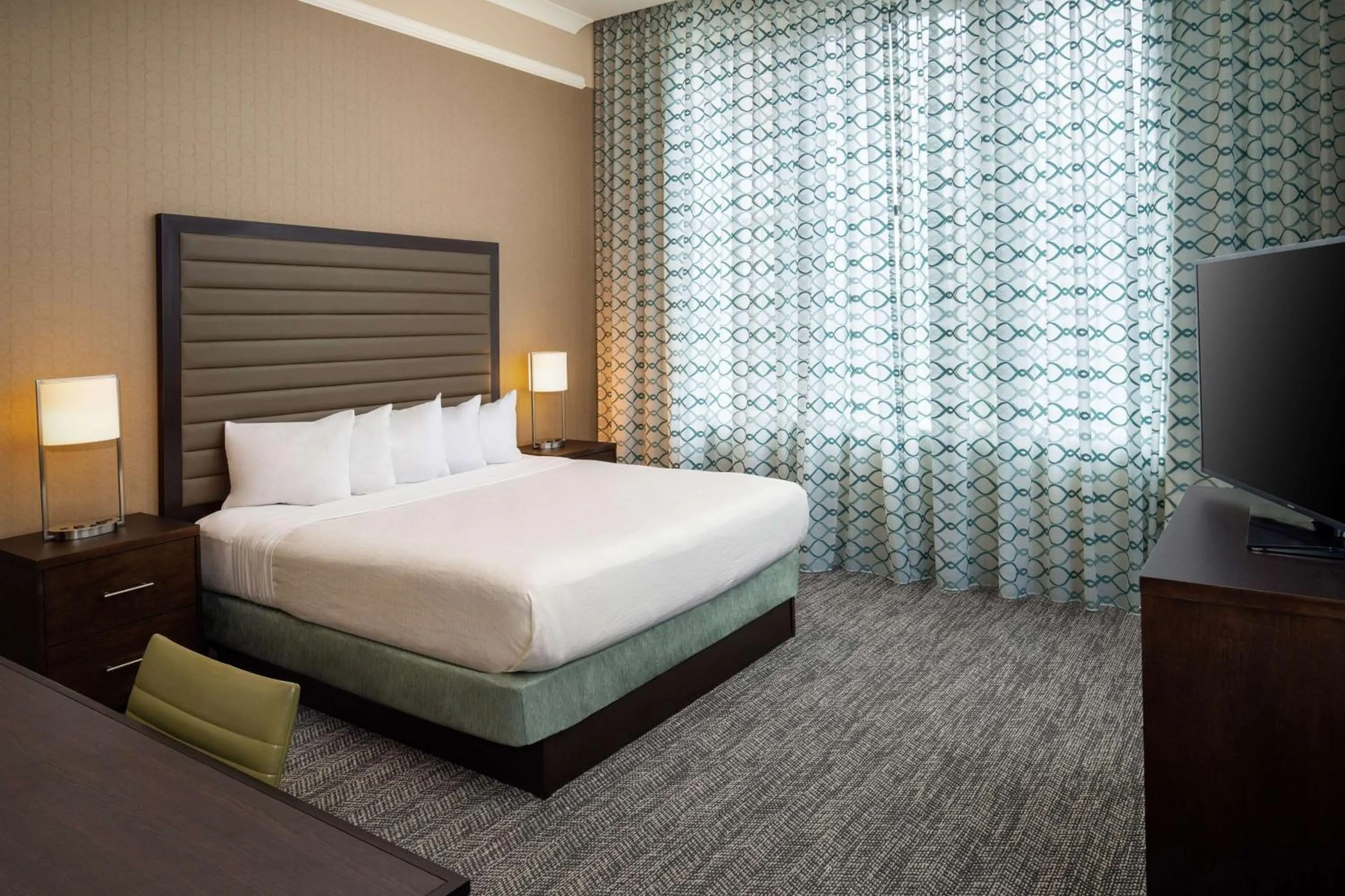 Bed in Embassy Suites Saint Louis - Downtown