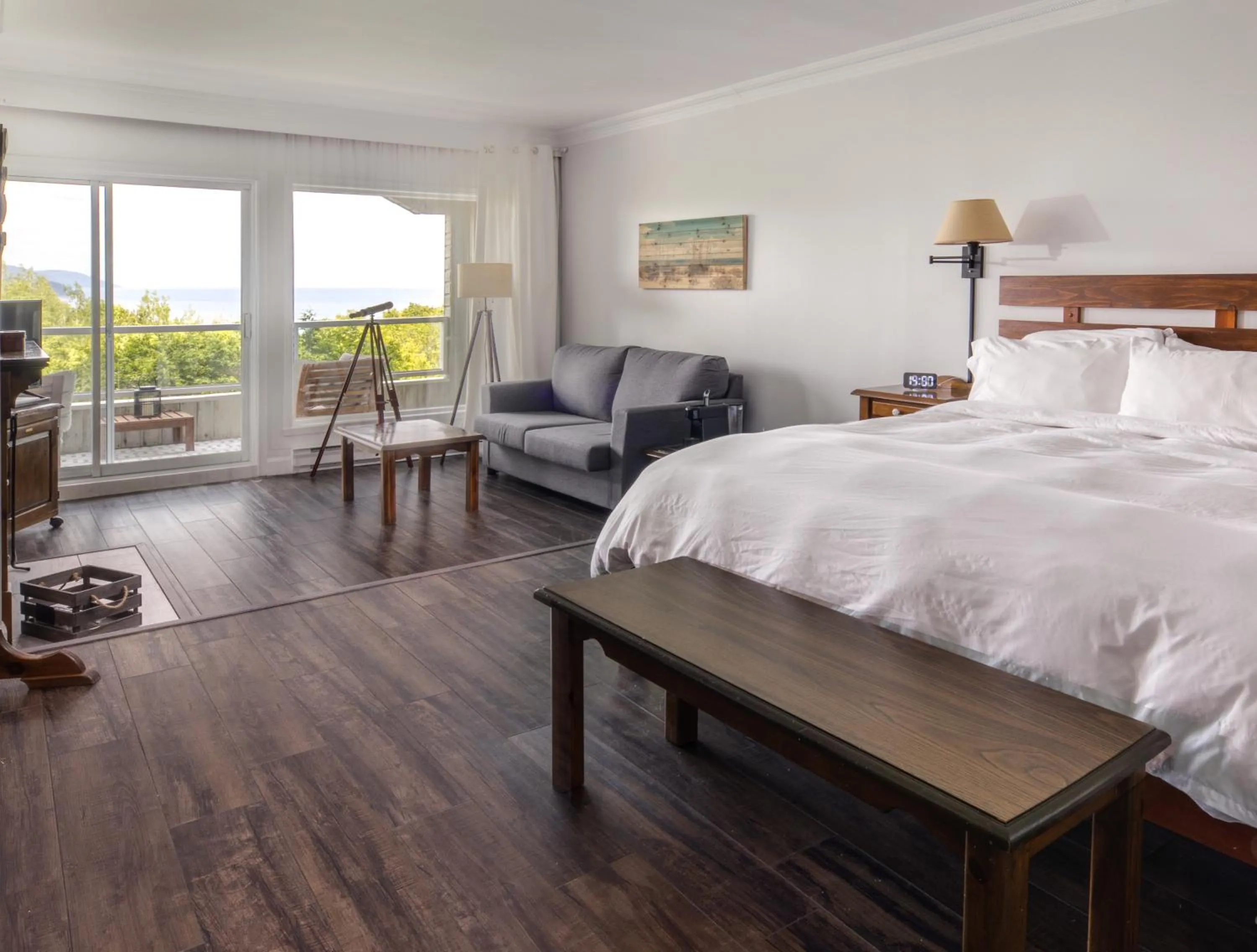 Seating area, Bed in Auberge des Falaises