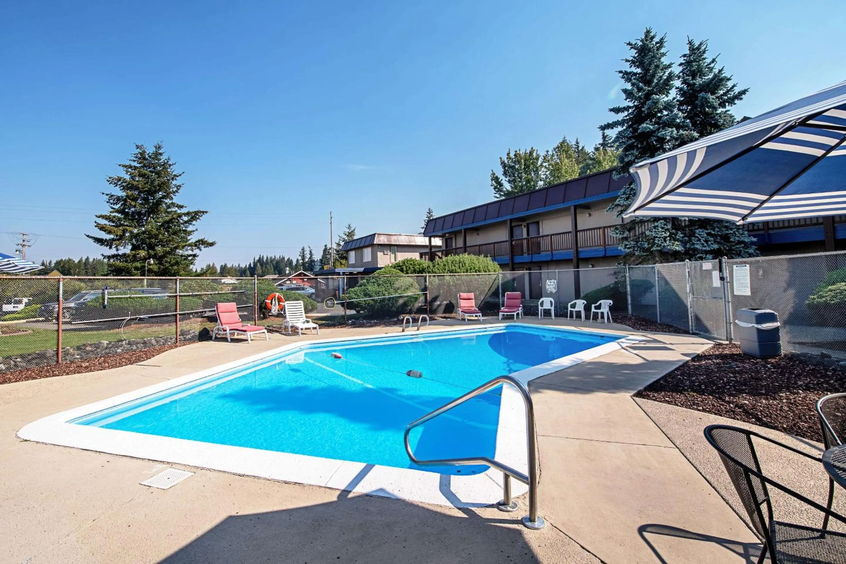 Swimming pool in Rodeway Inn Enumclaw Mount Rainier-Crystal Mountain Area