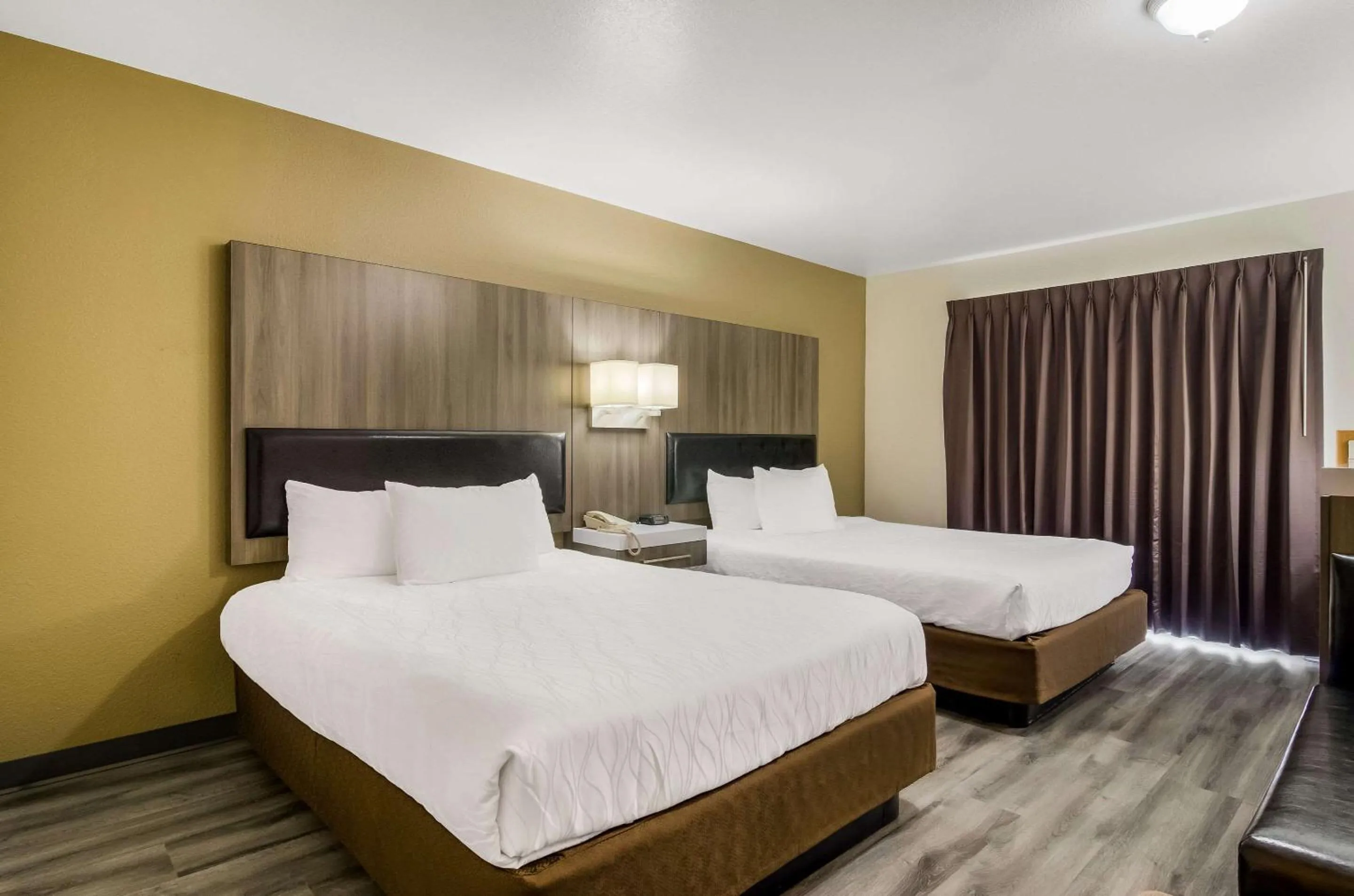 Bedroom, Bed in Rodeway Inn Enumclaw Mount Rainier-Crystal Mountain Area