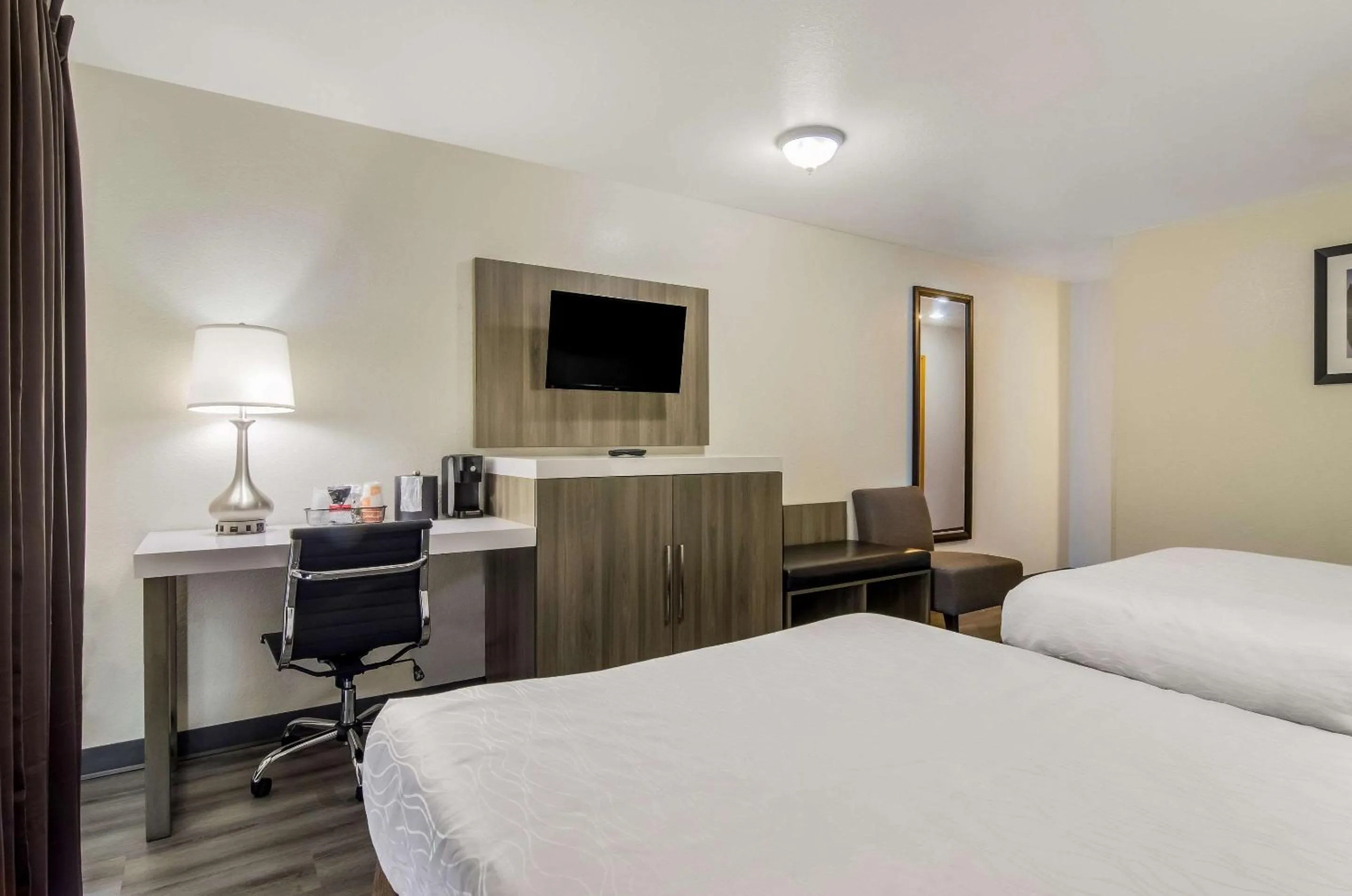 Bedroom, Bed in Rodeway Inn Enumclaw Mount Rainier-Crystal Mountain Area