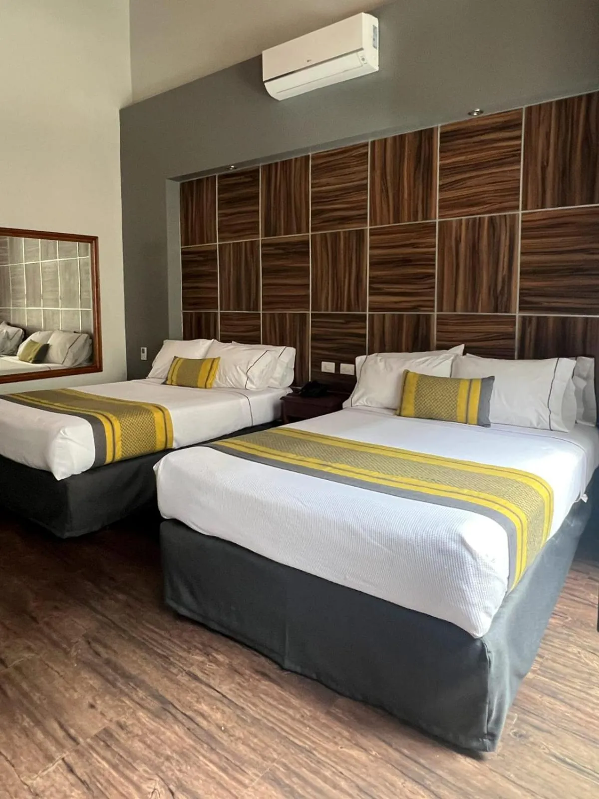 Photo of the whole room, Bed in Hotel Principal