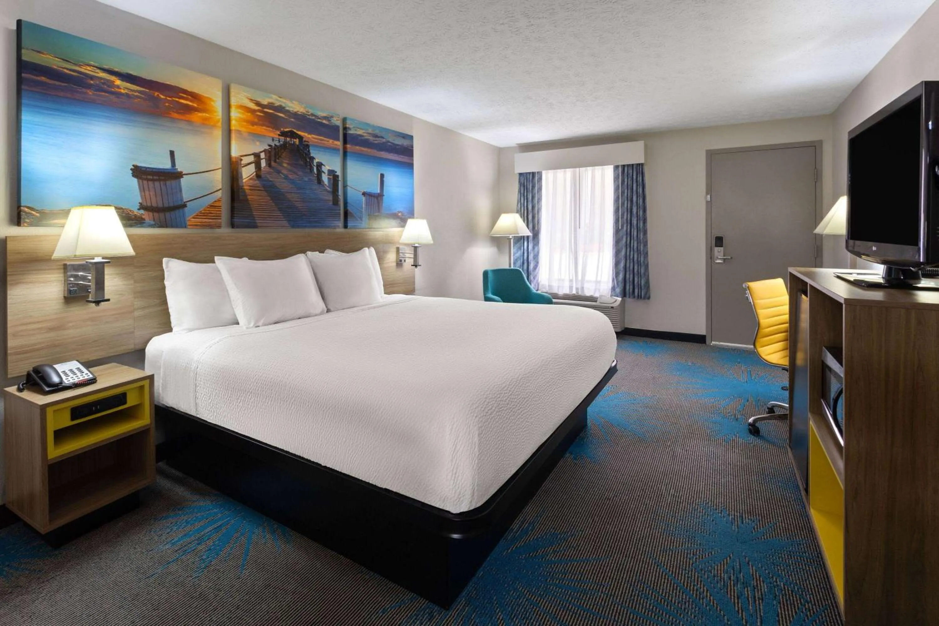 Photo of the whole room, Bed in Days Inn by Wyndham Douglasville-Atlanta-Fairburn Road