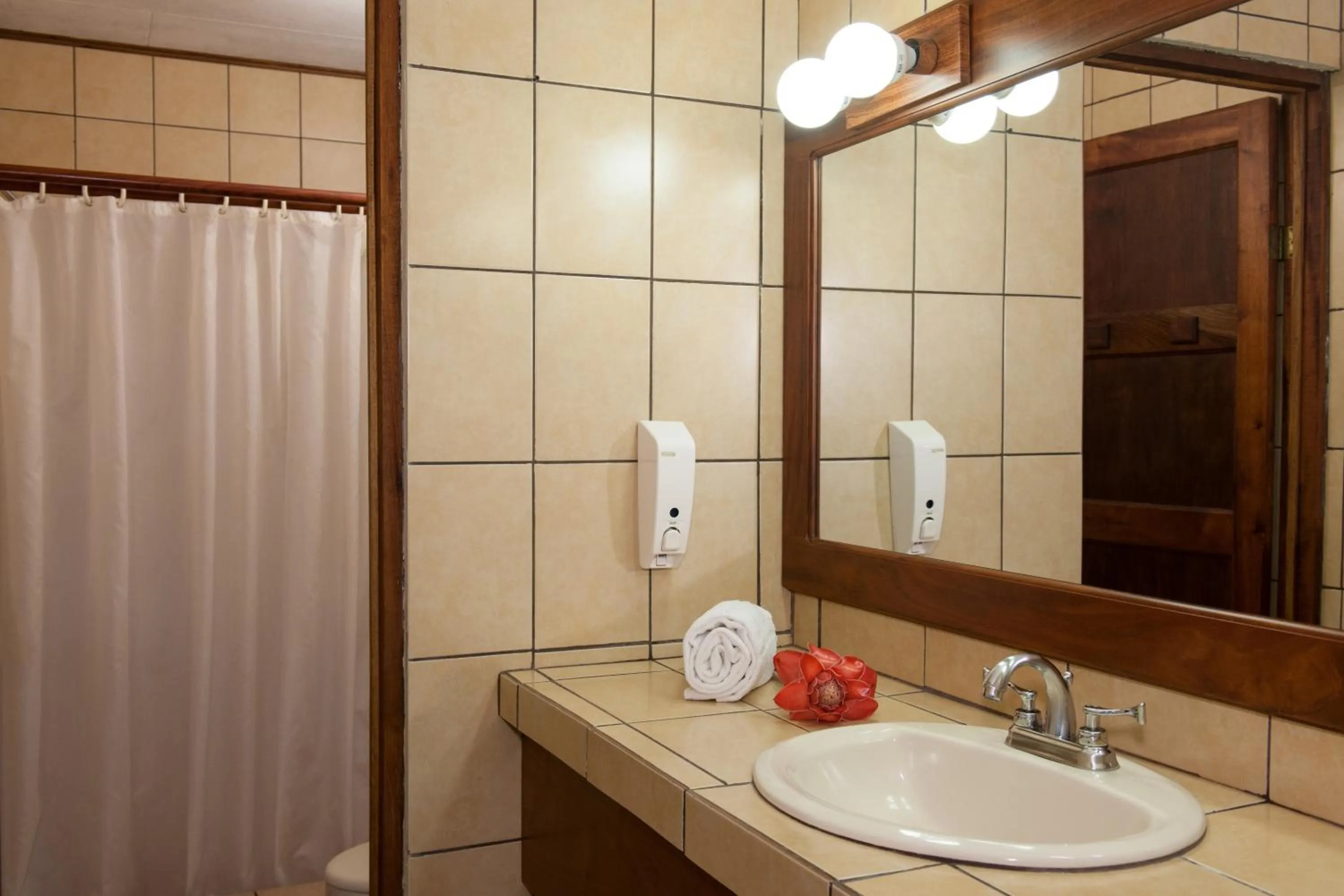 Shower in Hotel Arenal Lodge