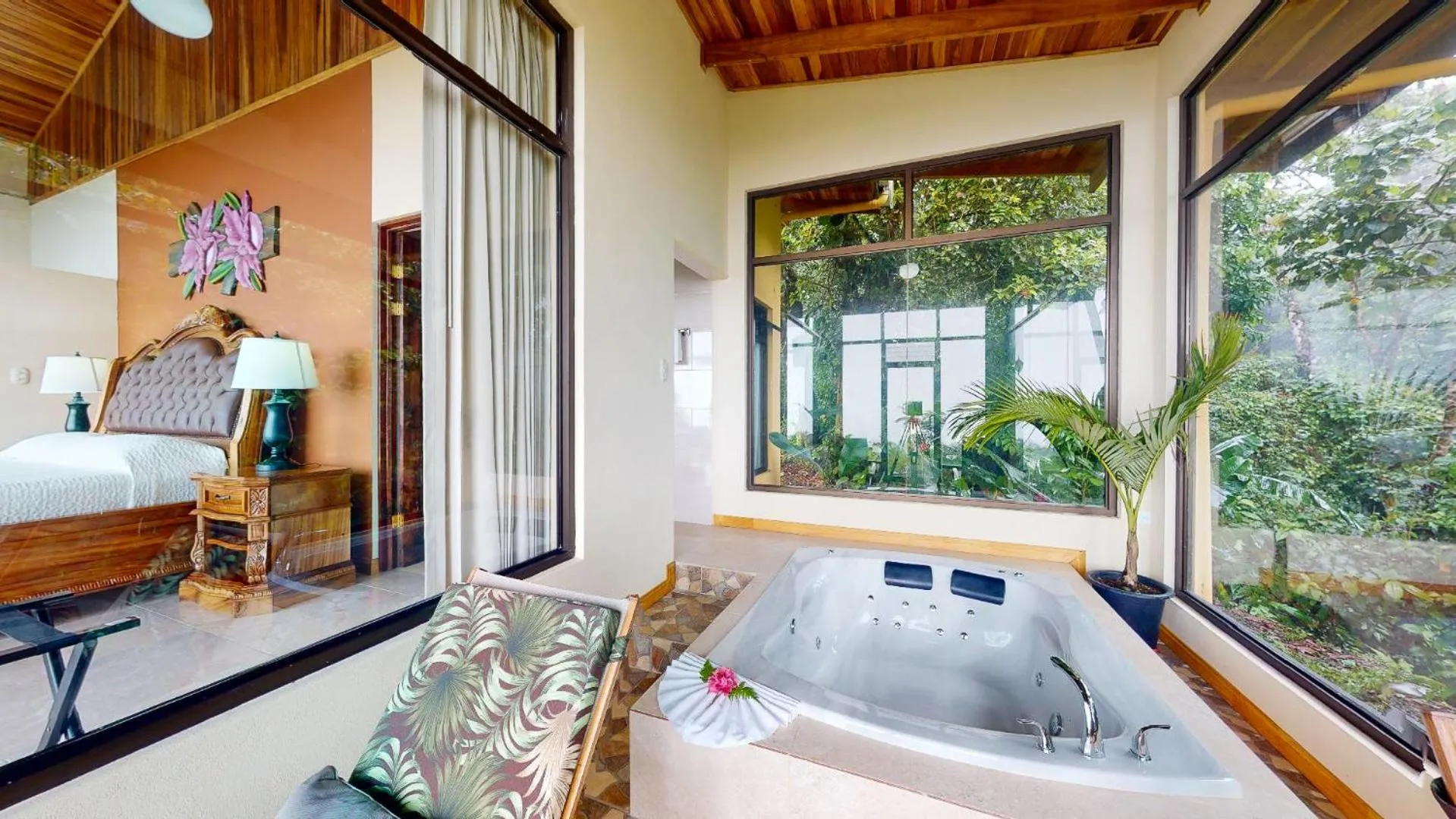 Hot Tub, Bed in Hotel Arenal Lodge