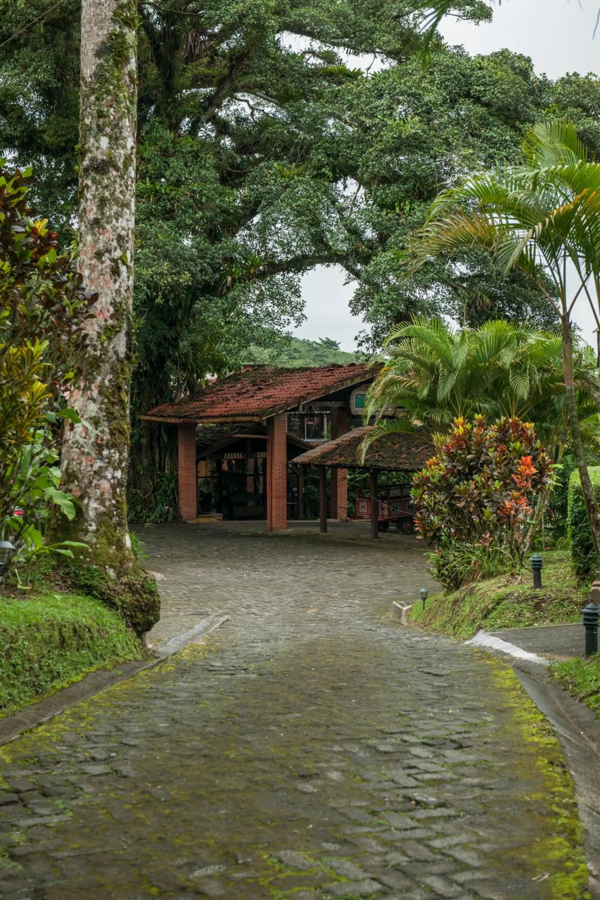 Facade/entrance in Hotel Arenal Lodge