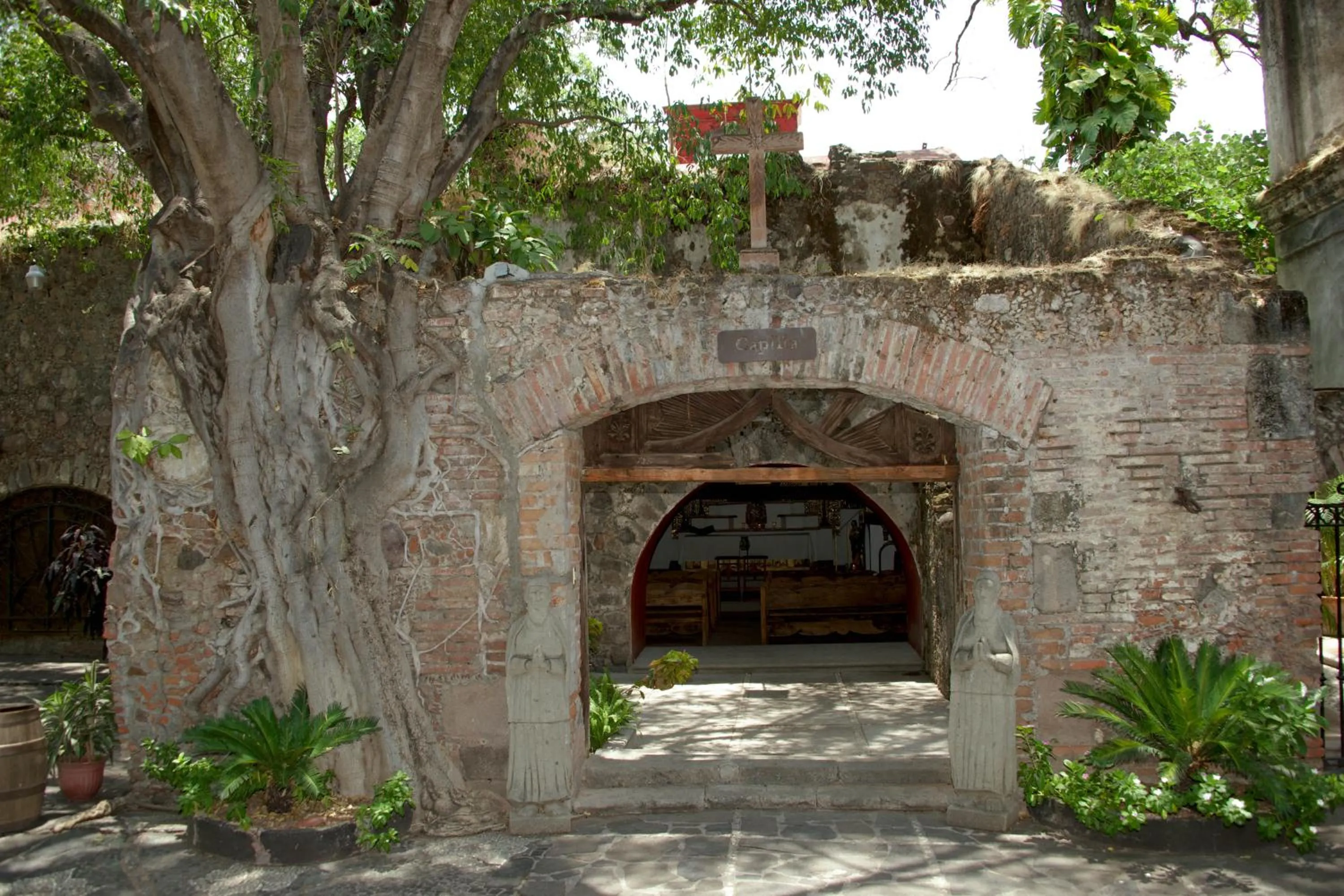 Text overlay in Hotel Hacienda Vista Hermosa