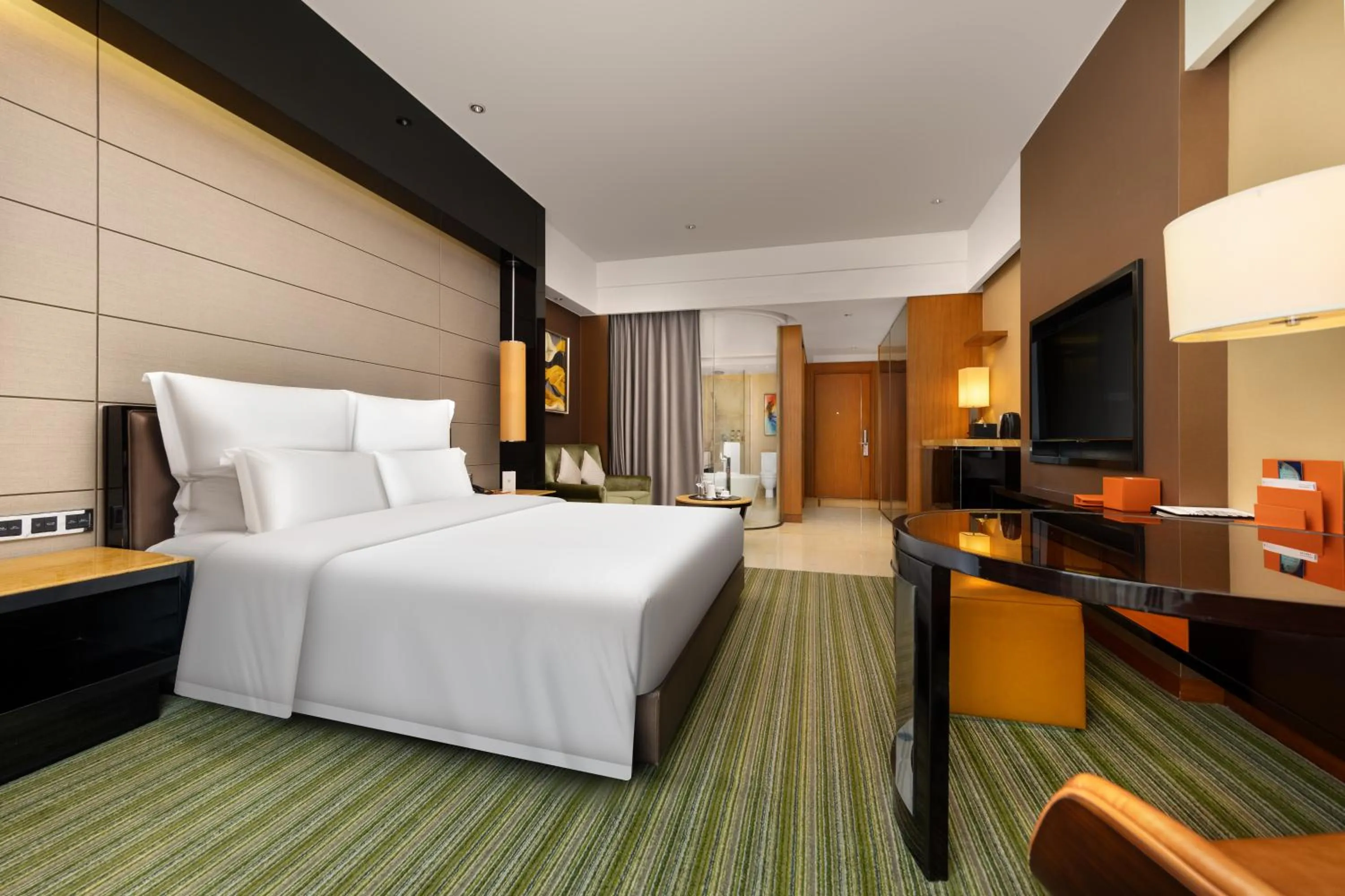 Photo of the whole room, Bed in Pullman Dongguan Changan