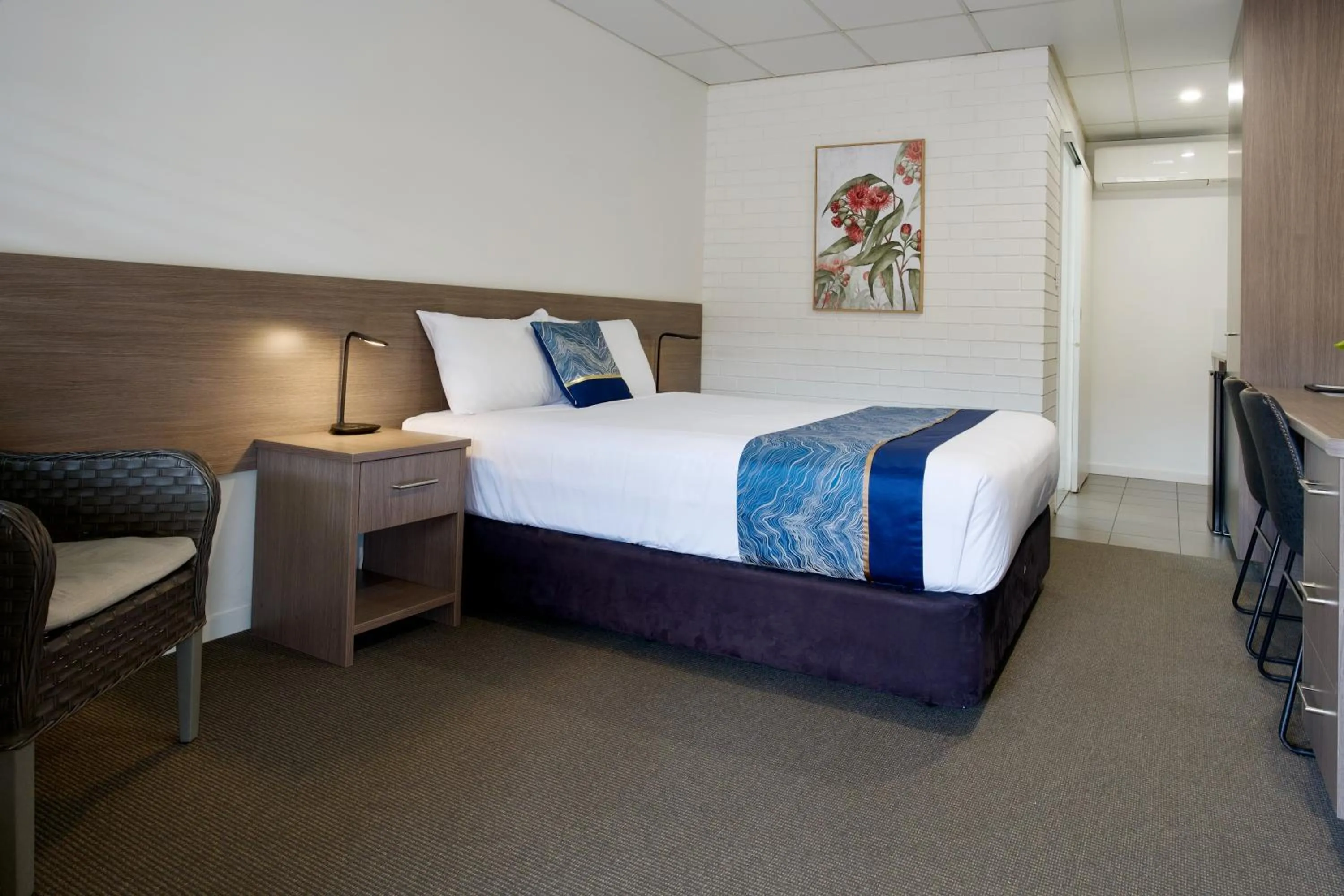 Bedroom, Bed in Chalet Motor Inn