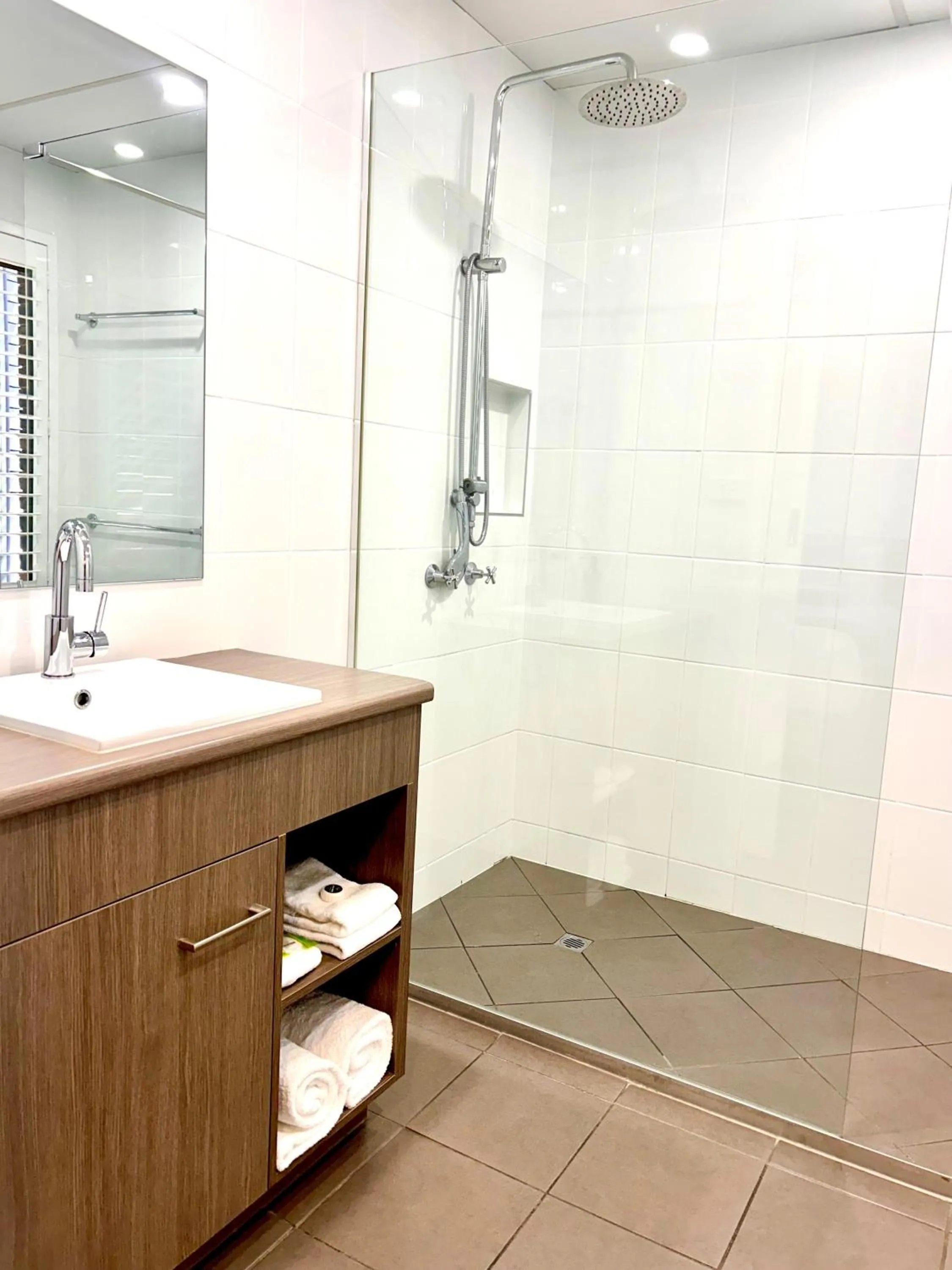 Shower in Chalet Motor Inn