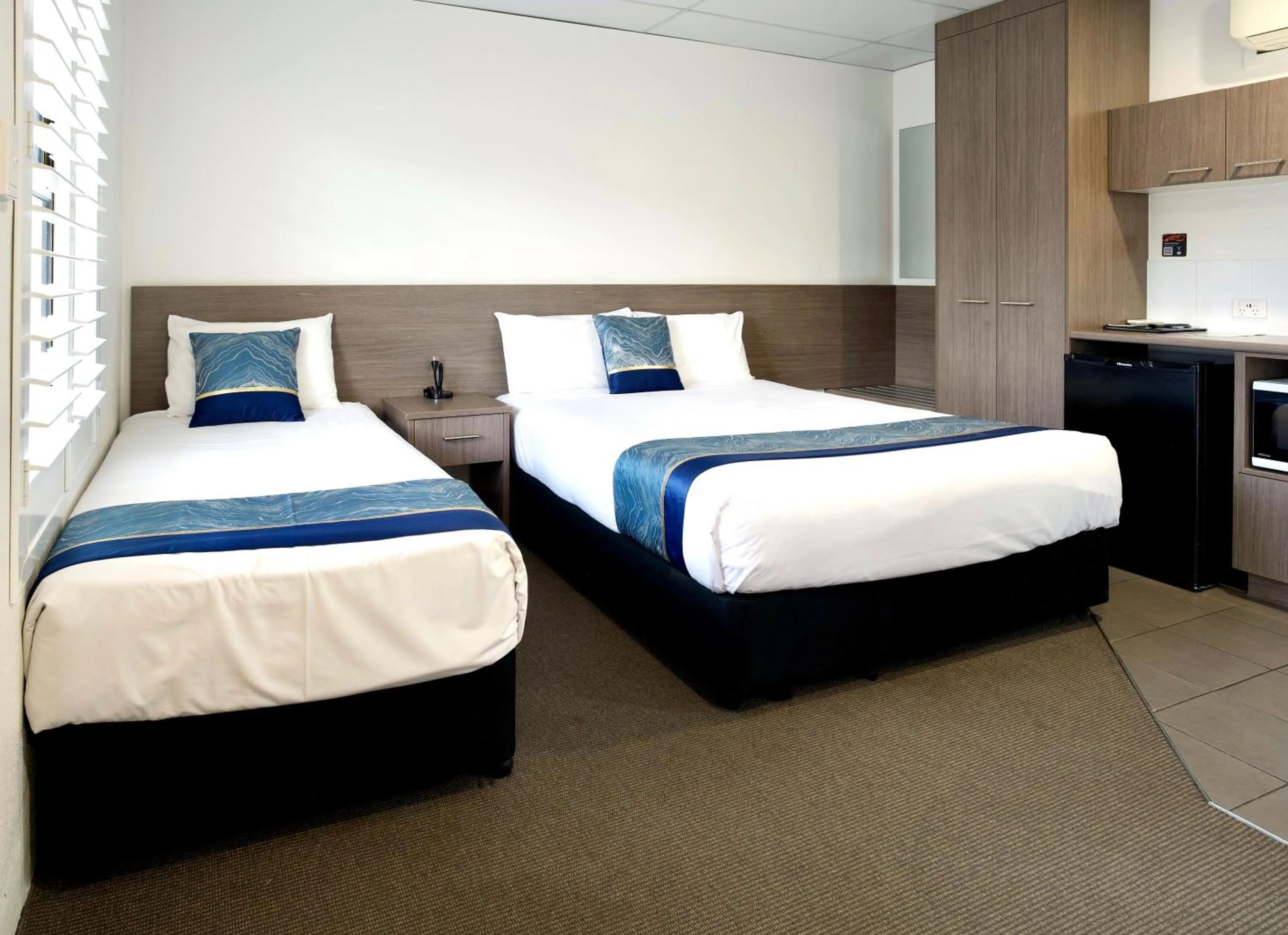 Bed in Chalet Motor Inn