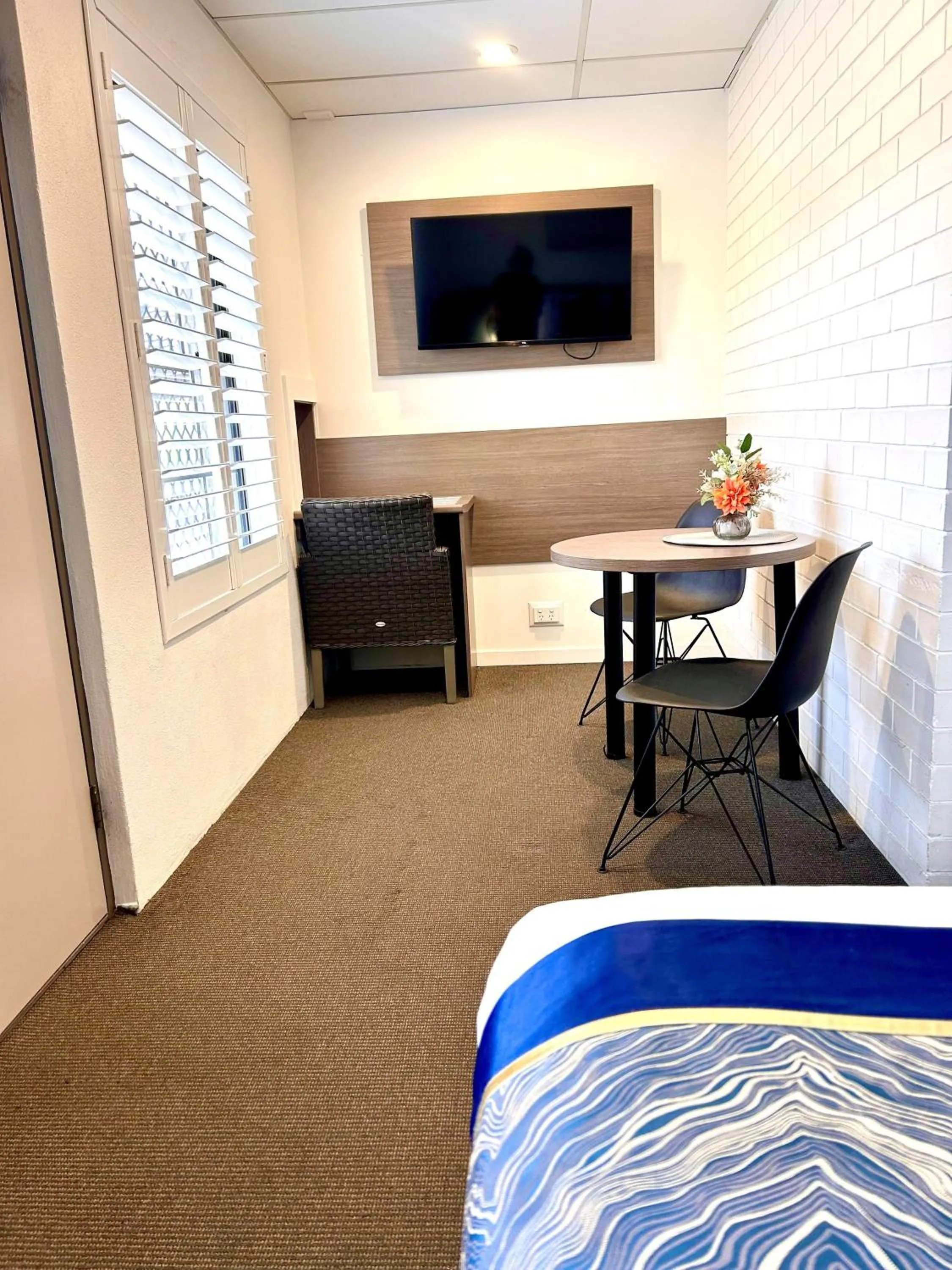 TV and multimedia, Bed in Chalet Motor Inn