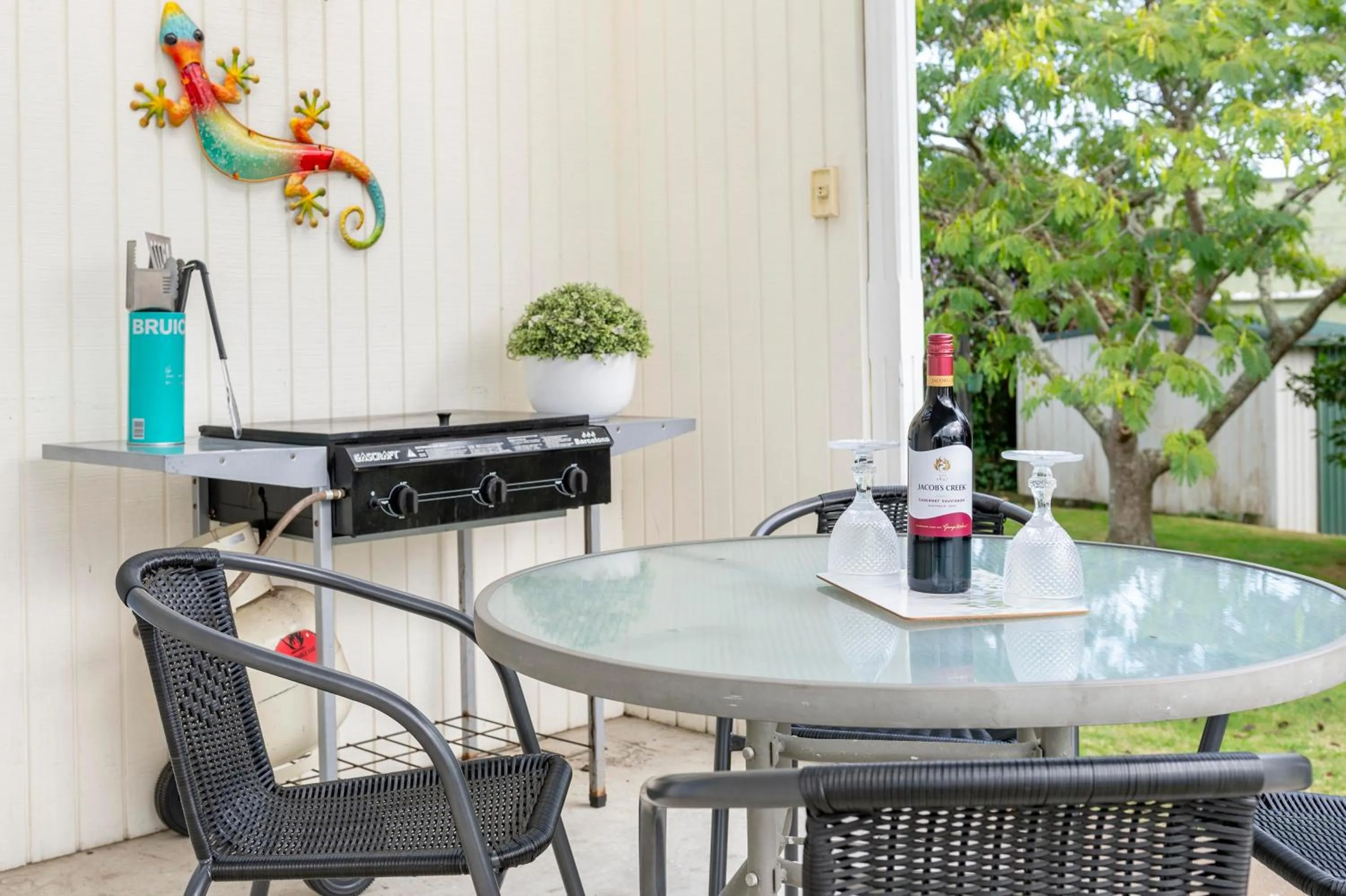 BBQ facilities in Kings Court Motel